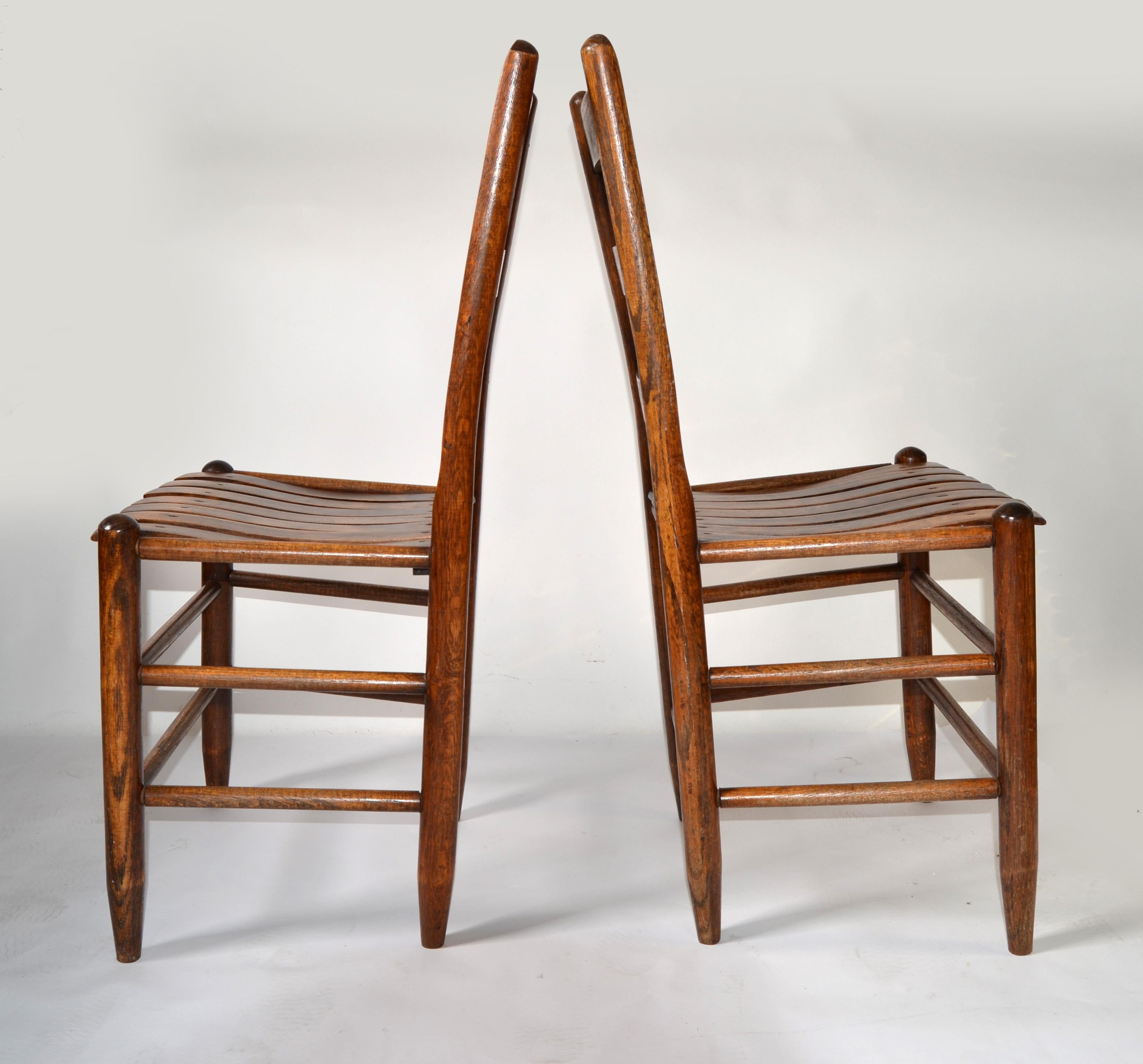 Pair Mid-20th Century Handmade Solid Oak Ladder Back Side Bistro Dining Chairs In Good Condition For Sale In Miami, FL