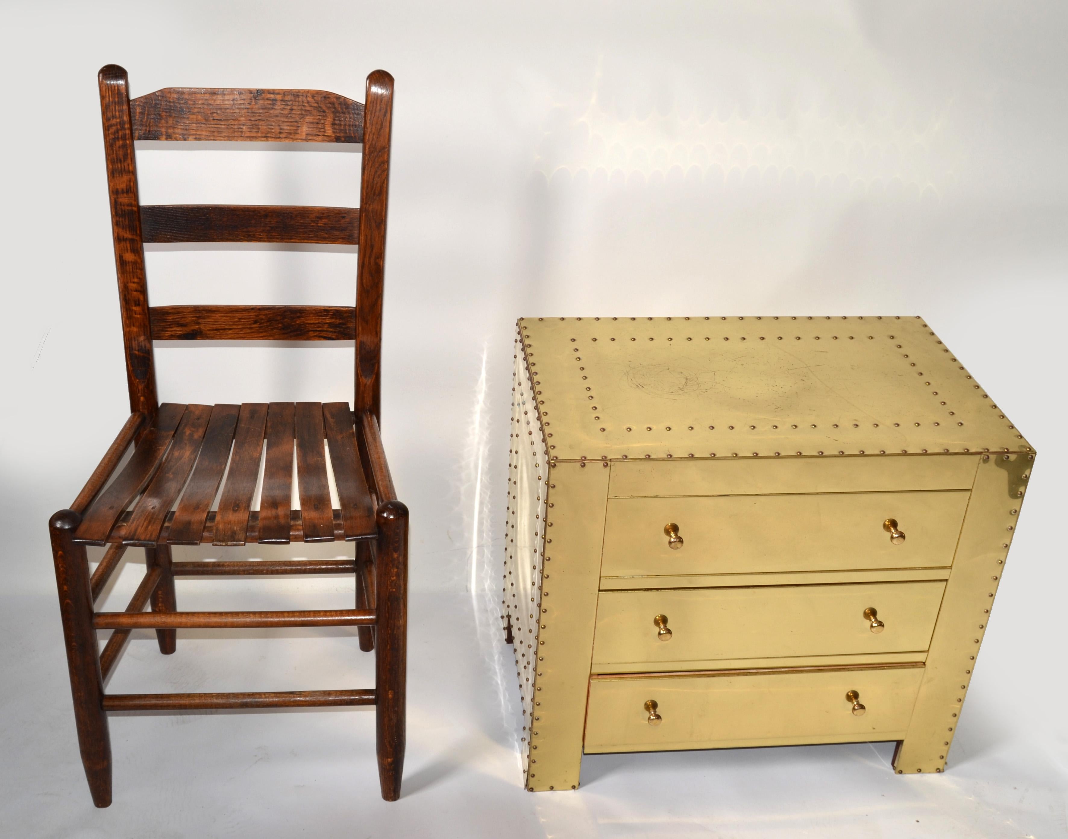 Chêne Paire de chaises de salle à manger bistro en chêne massif fait main au milieu du 20e siècle avec dossier en échelle en vente