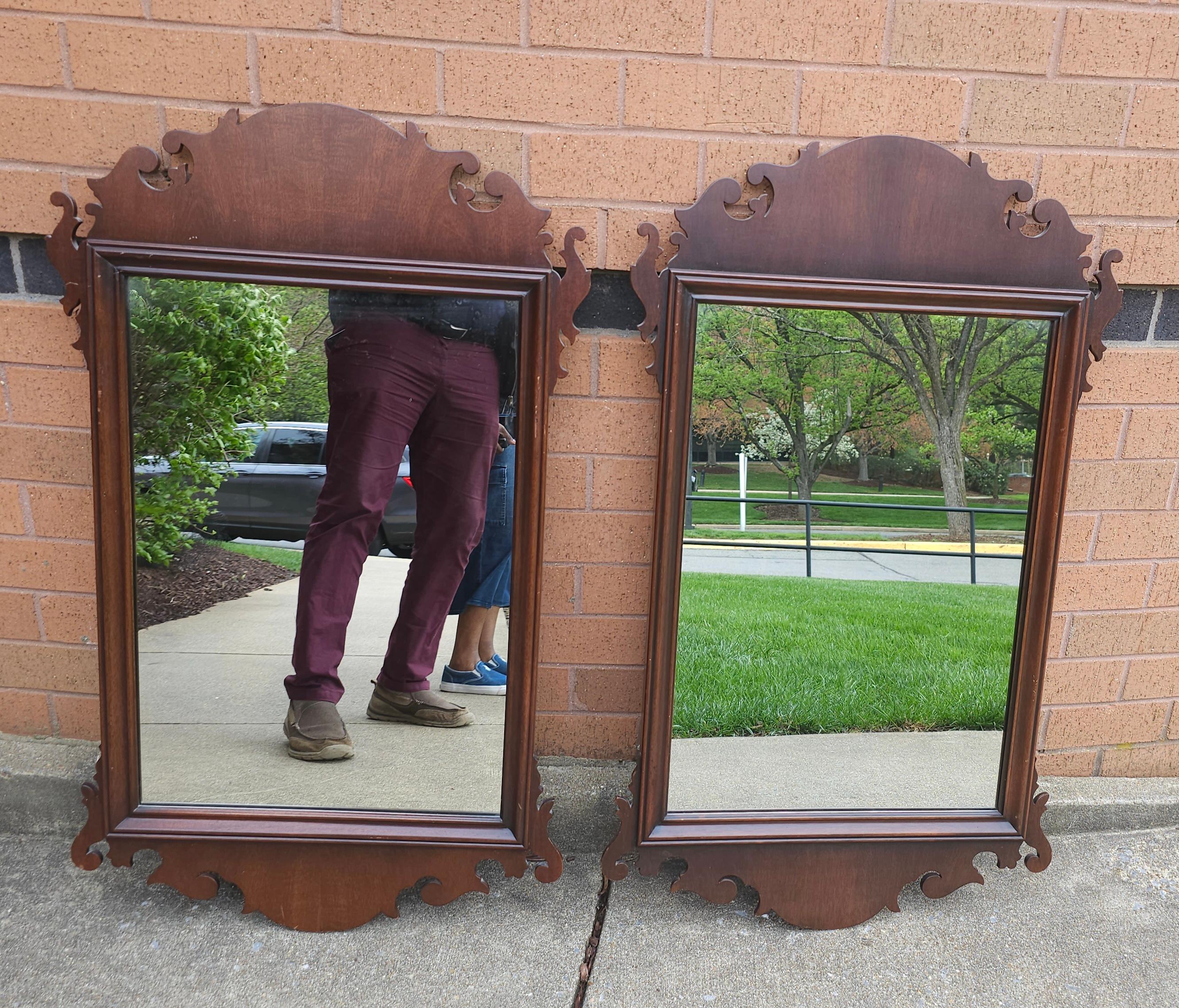 Paire de miroirs en acajou de style Chippendale de Kindel Furniture du milieu du 20ème siècle en très bon état.
Mesure 24