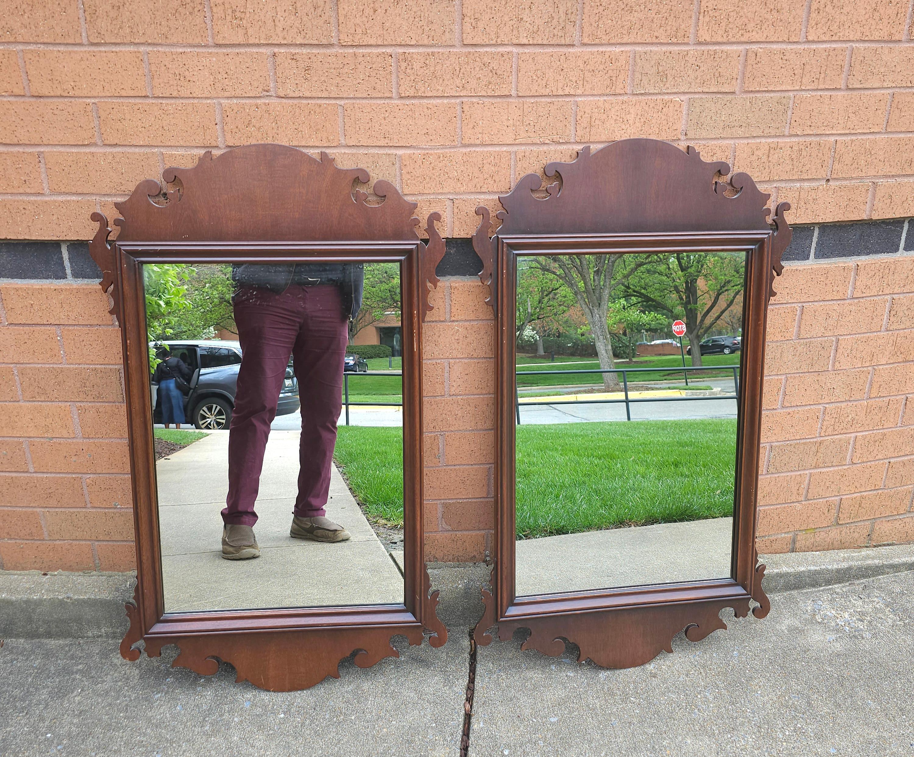 20ième siècle Paire de miroirs en acajou de style Kindel Chippendale du milieu du 20e siècle en vente