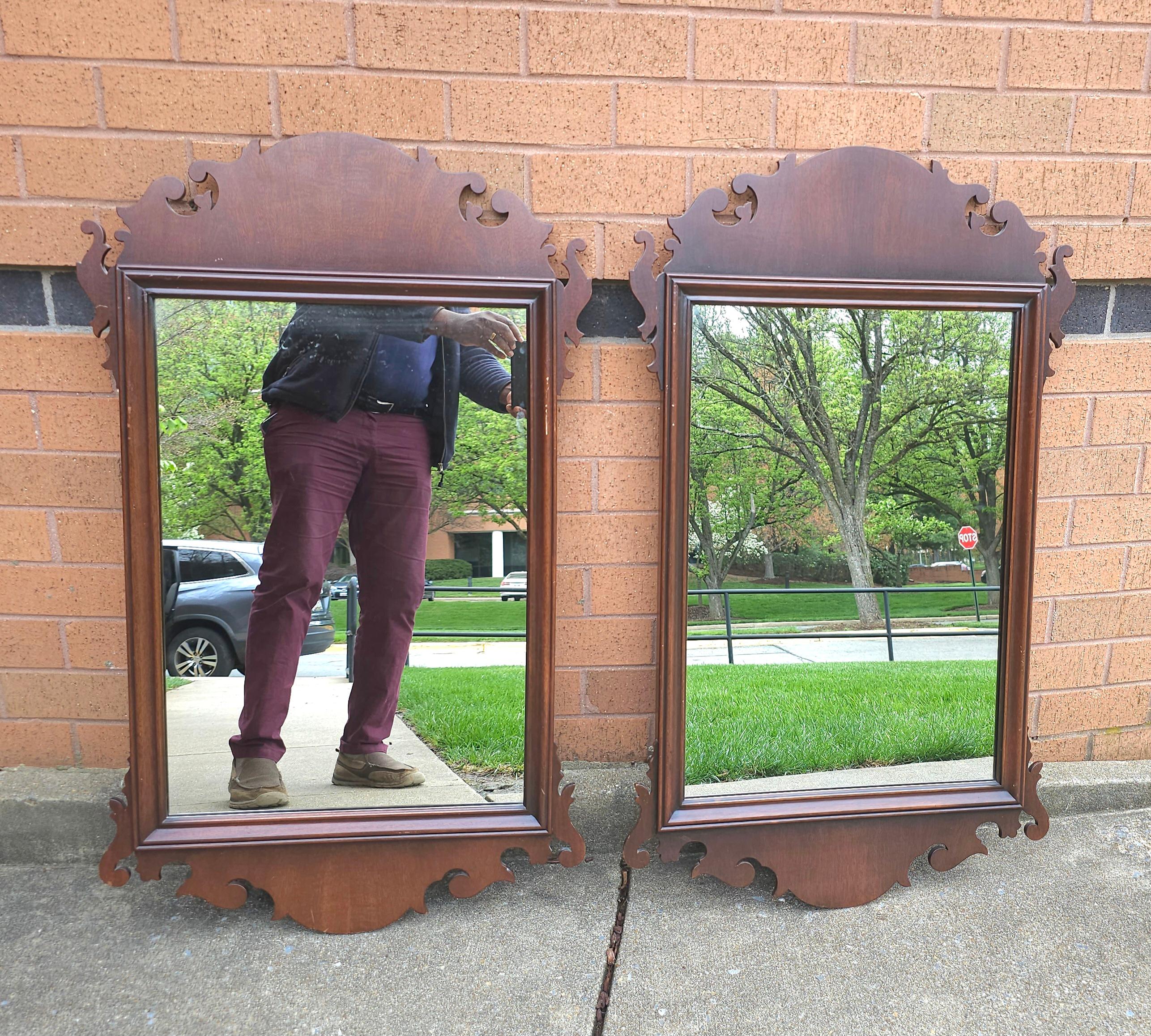 Paire de miroirs en acajou de style Kindel Chippendale du milieu du 20e siècle en vente 1