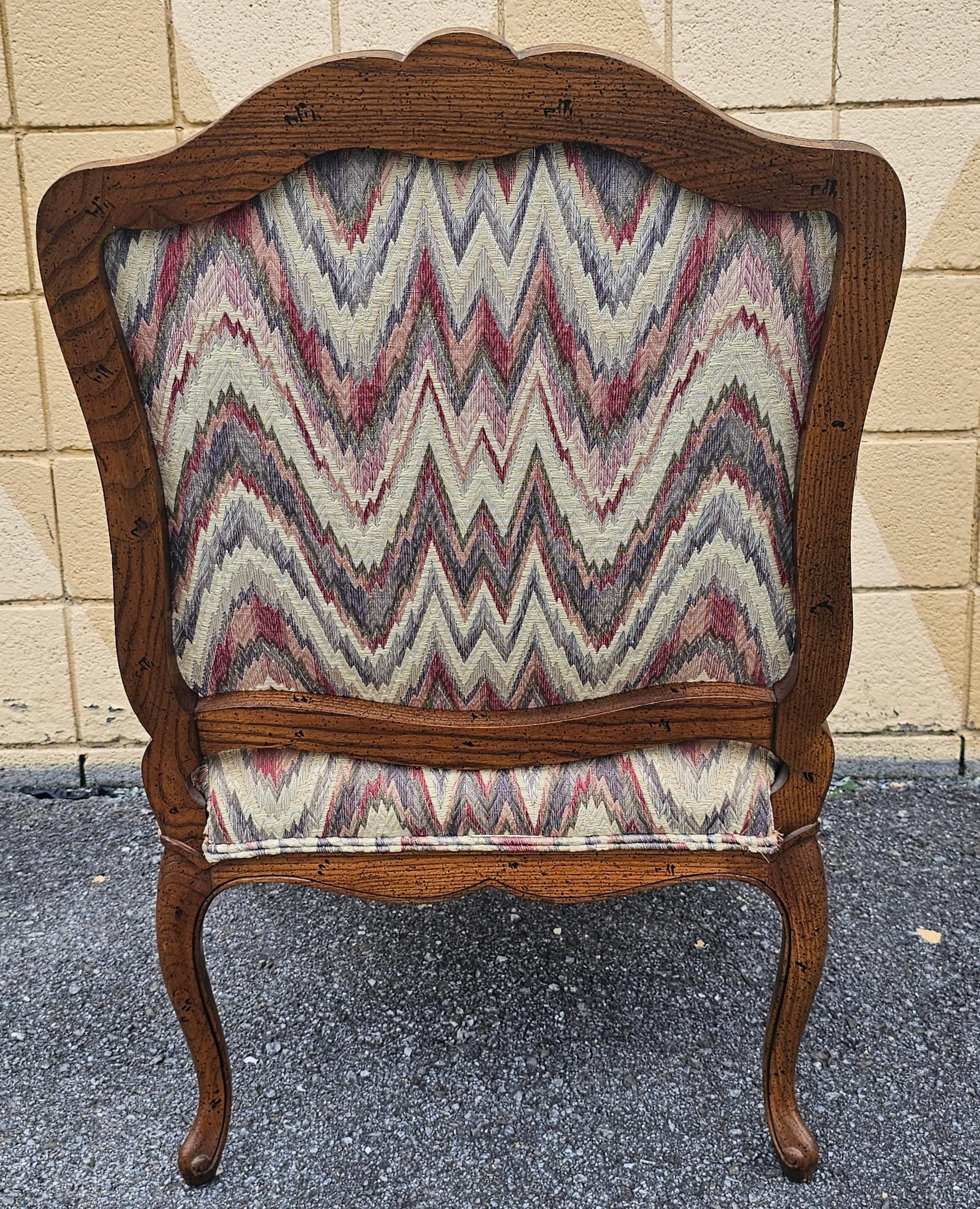 Coppia di Fauteuils in quercia intagliata e imbottiti in stile Luigi XV della metà del XX secolo in vendita 4