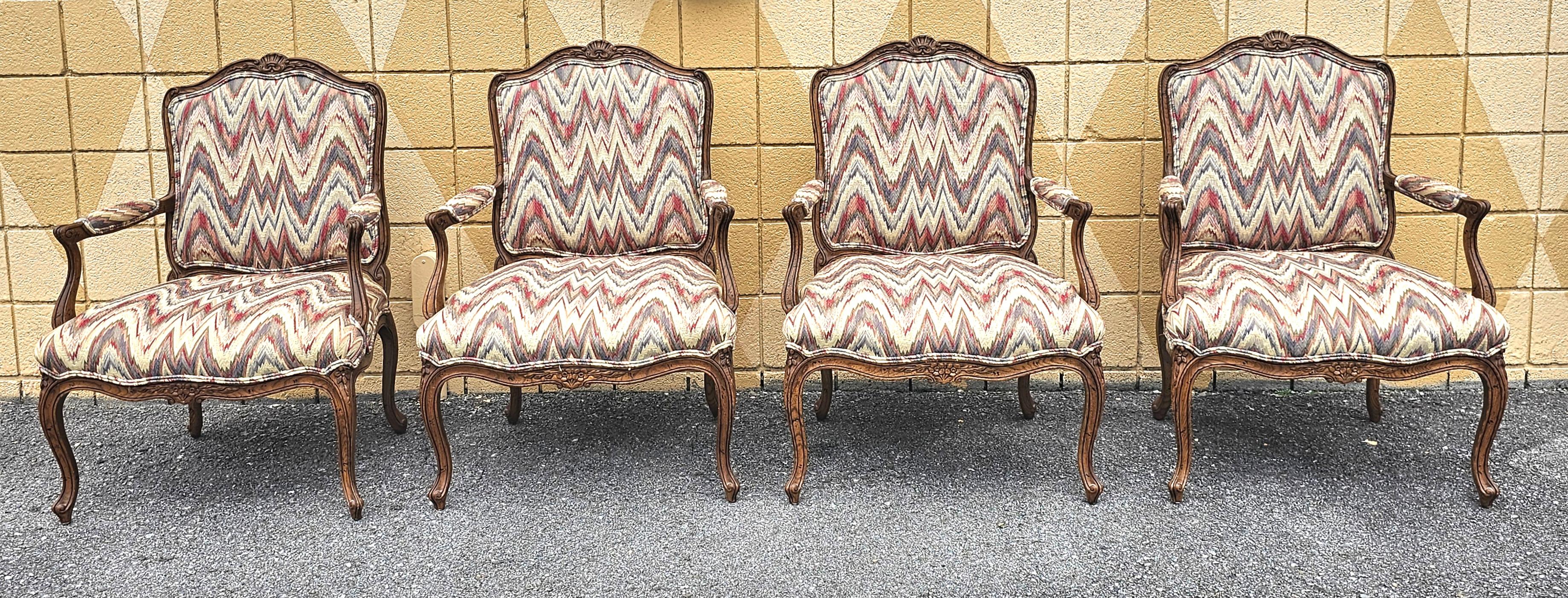 Coppia di sedie Fauteuils / bergere in stile Luigi XV della metà del XX secolo, intricatamente intagliate, in Oak e imbottite. Due coppie disponibili. Pulito, più recente Tappezzeria.  Misura 28
