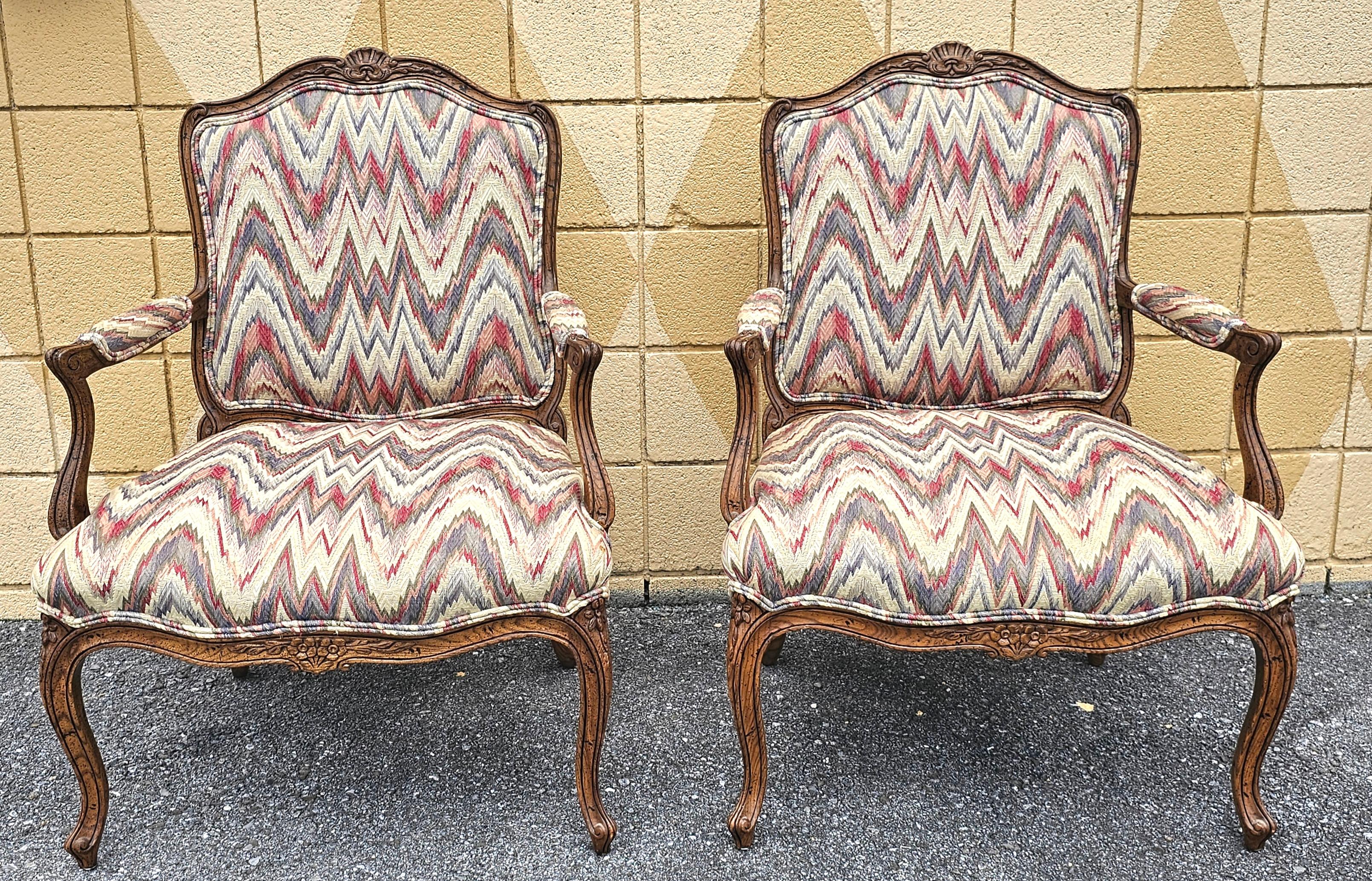 Americano Coppia di Fauteuils in quercia intagliata e imbottiti in stile Luigi XV della metà del XX secolo in vendita