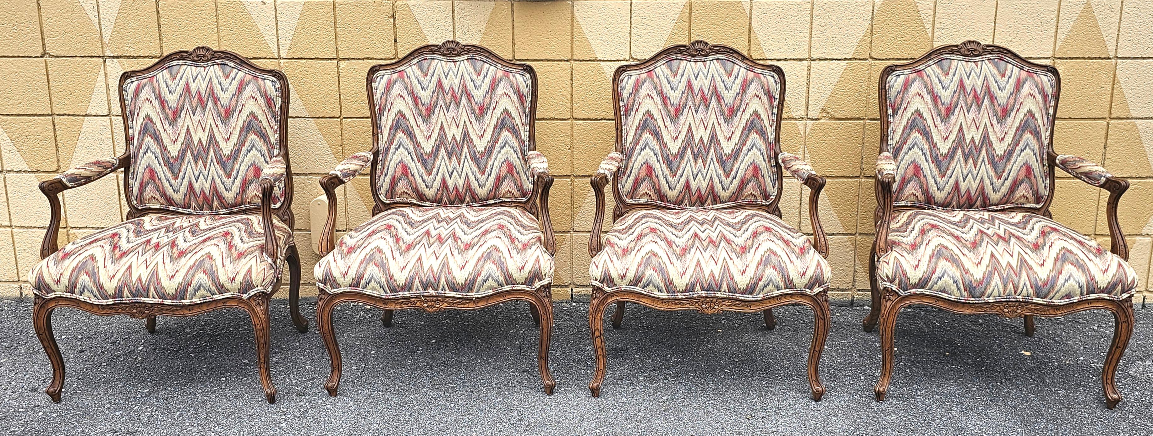 Intagliato Coppia di Fauteuils in quercia intagliata e imbottiti in stile Luigi XV della metà del XX secolo in vendita