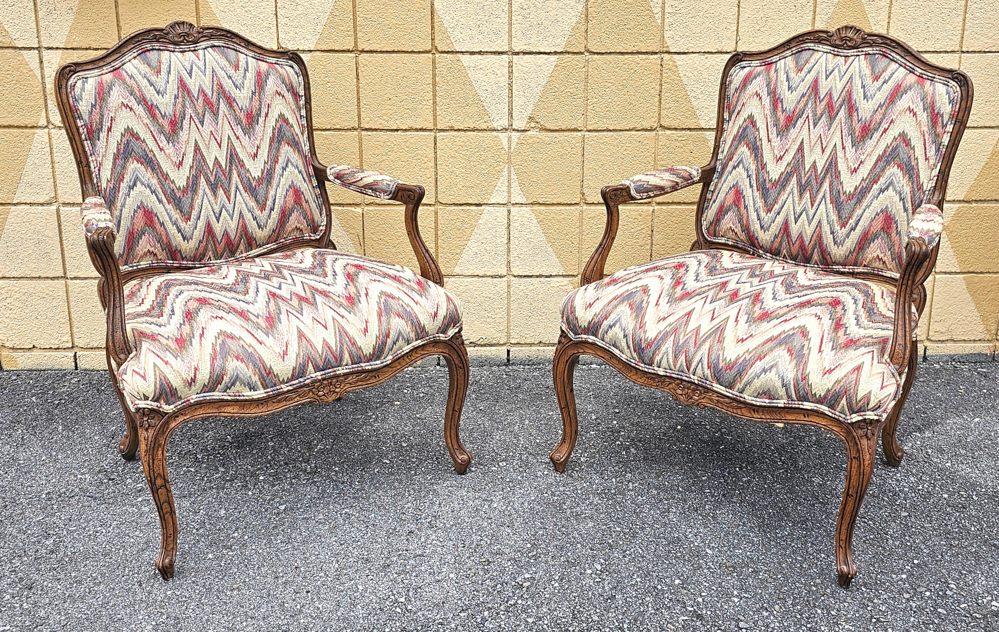 Coppia di Fauteuils in quercia intagliata e imbottiti in stile Luigi XV della metà del XX secolo In condizioni buone in vendita a Germantown, MD