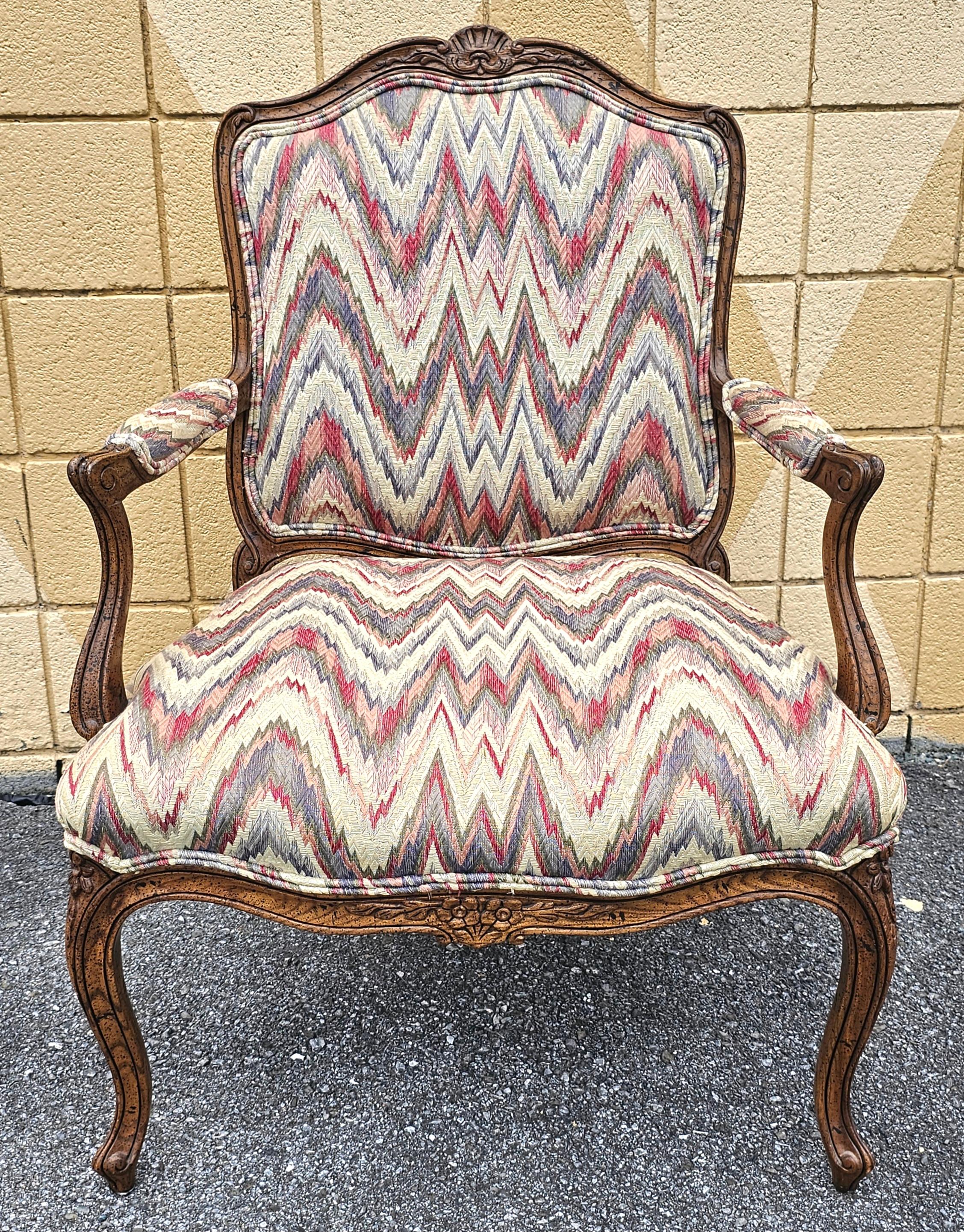 Tappezzeria Coppia di Fauteuils in quercia intagliata e imbottiti in stile Luigi XV della metà del XX secolo in vendita