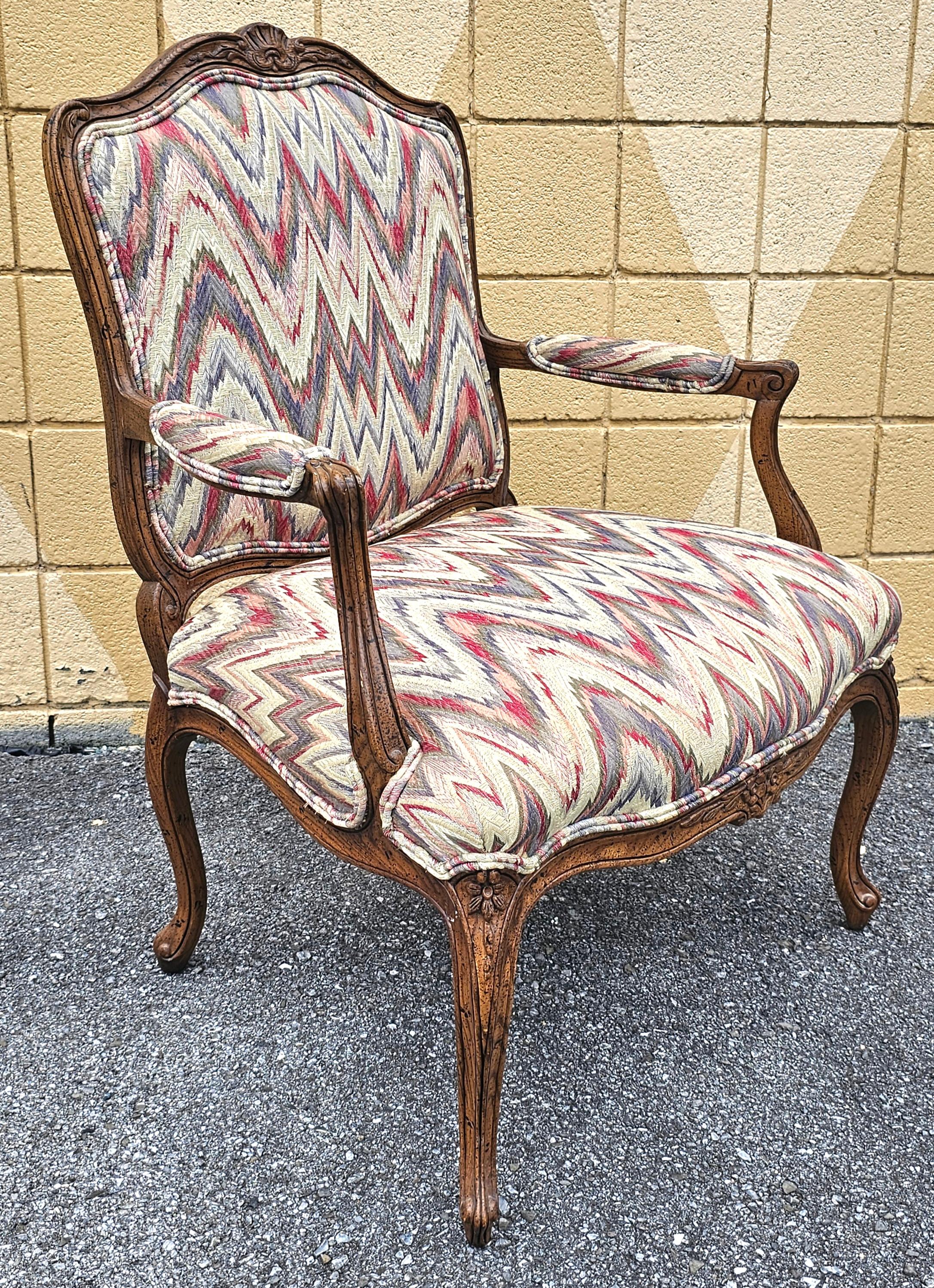 Coppia di Fauteuils in quercia intagliata e imbottiti in stile Luigi XV della metà del XX secolo in vendita 1