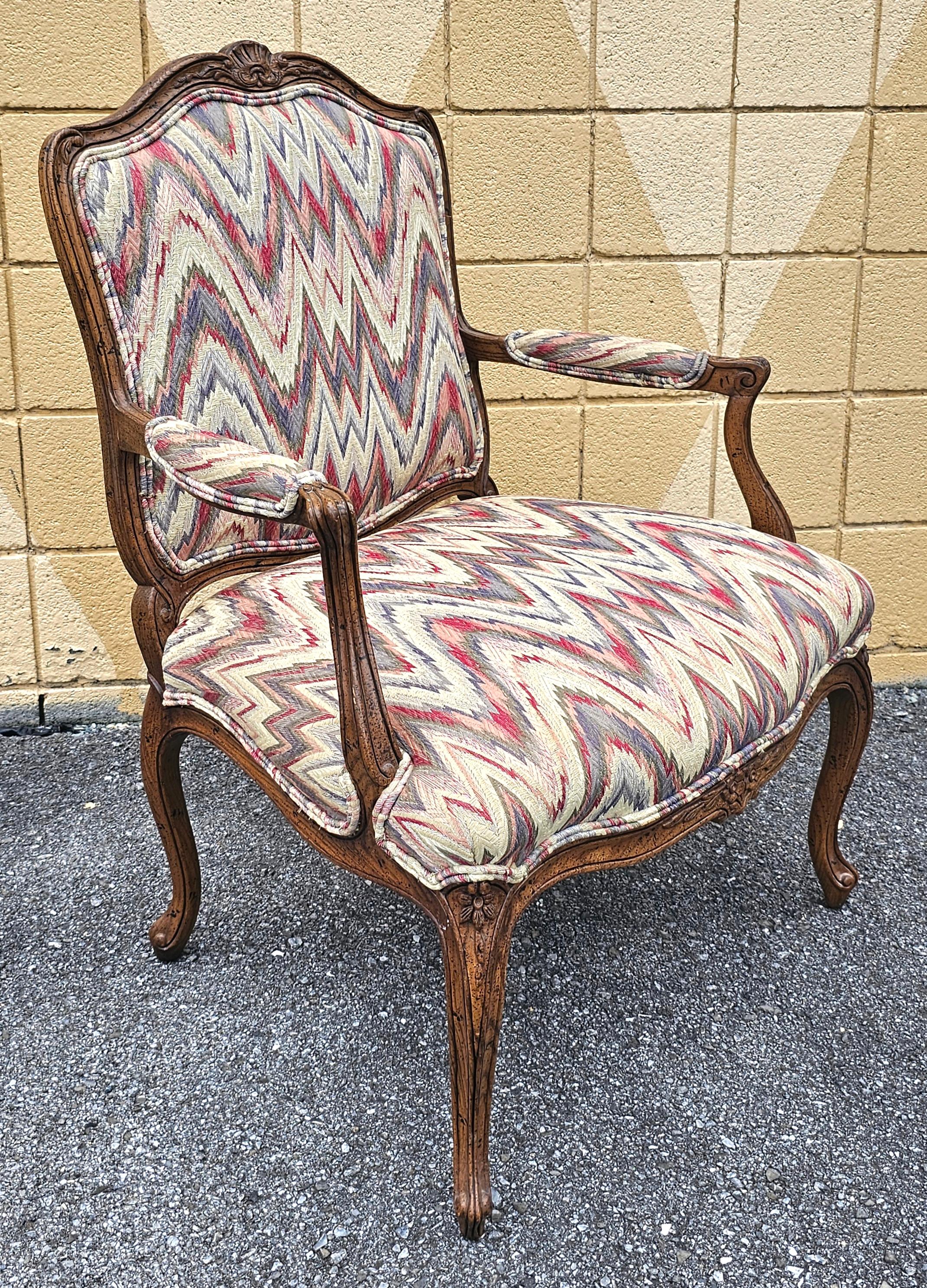 Coppia di Fauteuils in quercia intagliata e imbottiti in stile Luigi XV della metà del XX secolo in vendita 2