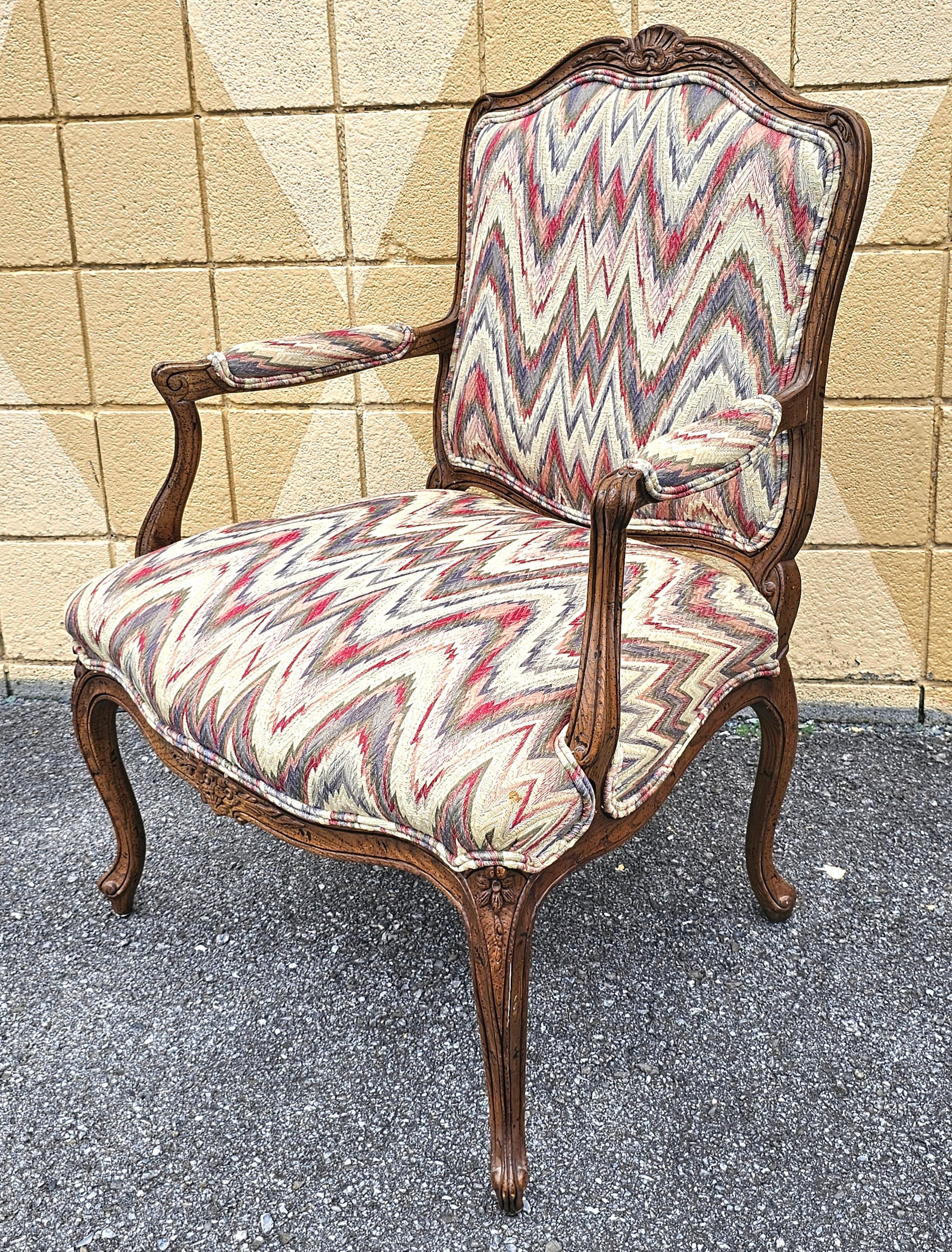 Coppia di Fauteuils in quercia intagliata e imbottiti in stile Luigi XV della metà del XX secolo in vendita 3