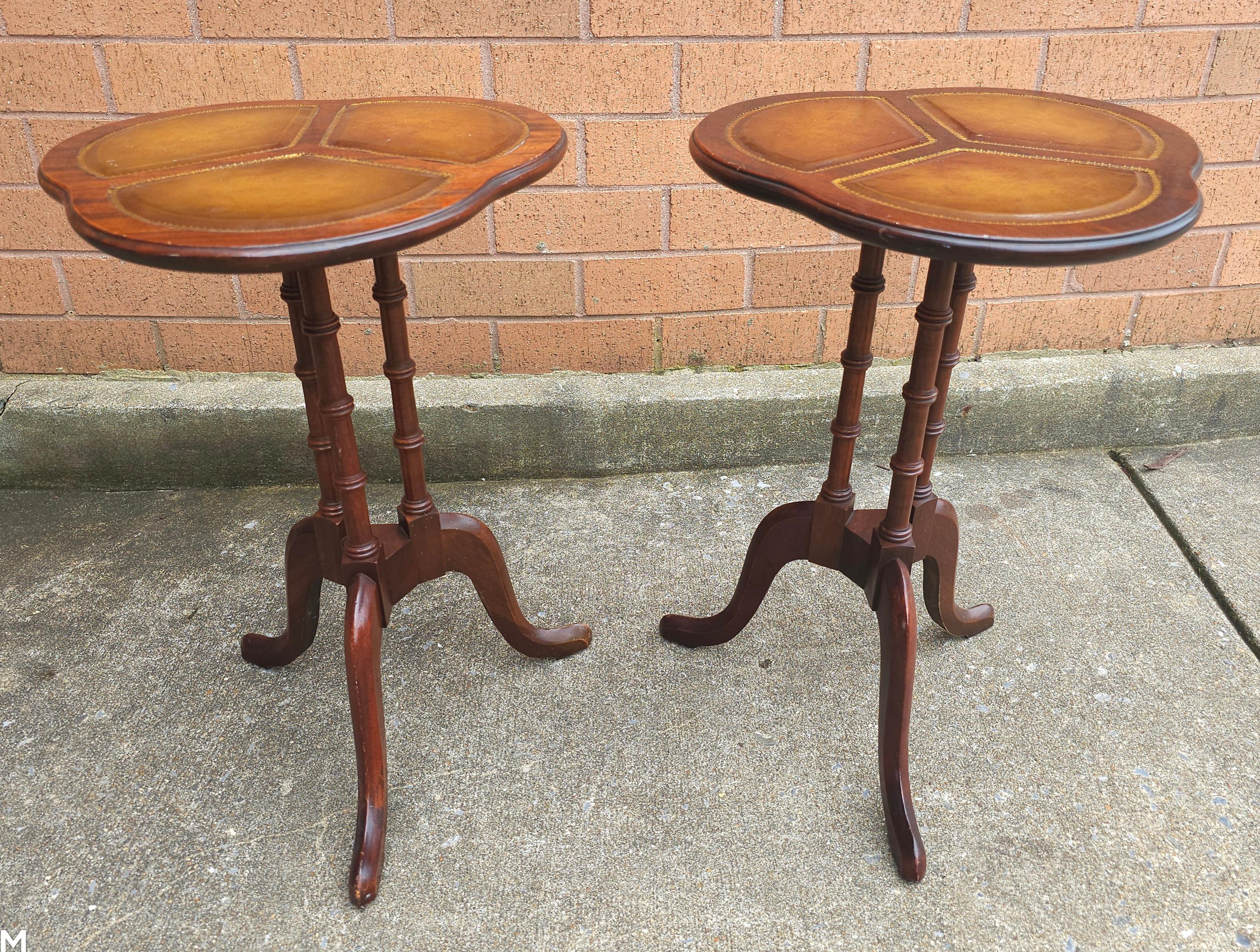 Table à bougies / table d'appoint du milieu du 20e siècle en acajou à piédestal et à plateau en cuir tolélé. Terminaison du piédestal tripode en faux bambou acajou avec pieds serpents.
 En excellent état vintage. Mesure 13
