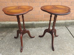 Paar Mitte des 20. Jahrhunderts Mahagoni Pedestal Tooled Leder Clover Top Candle Stands