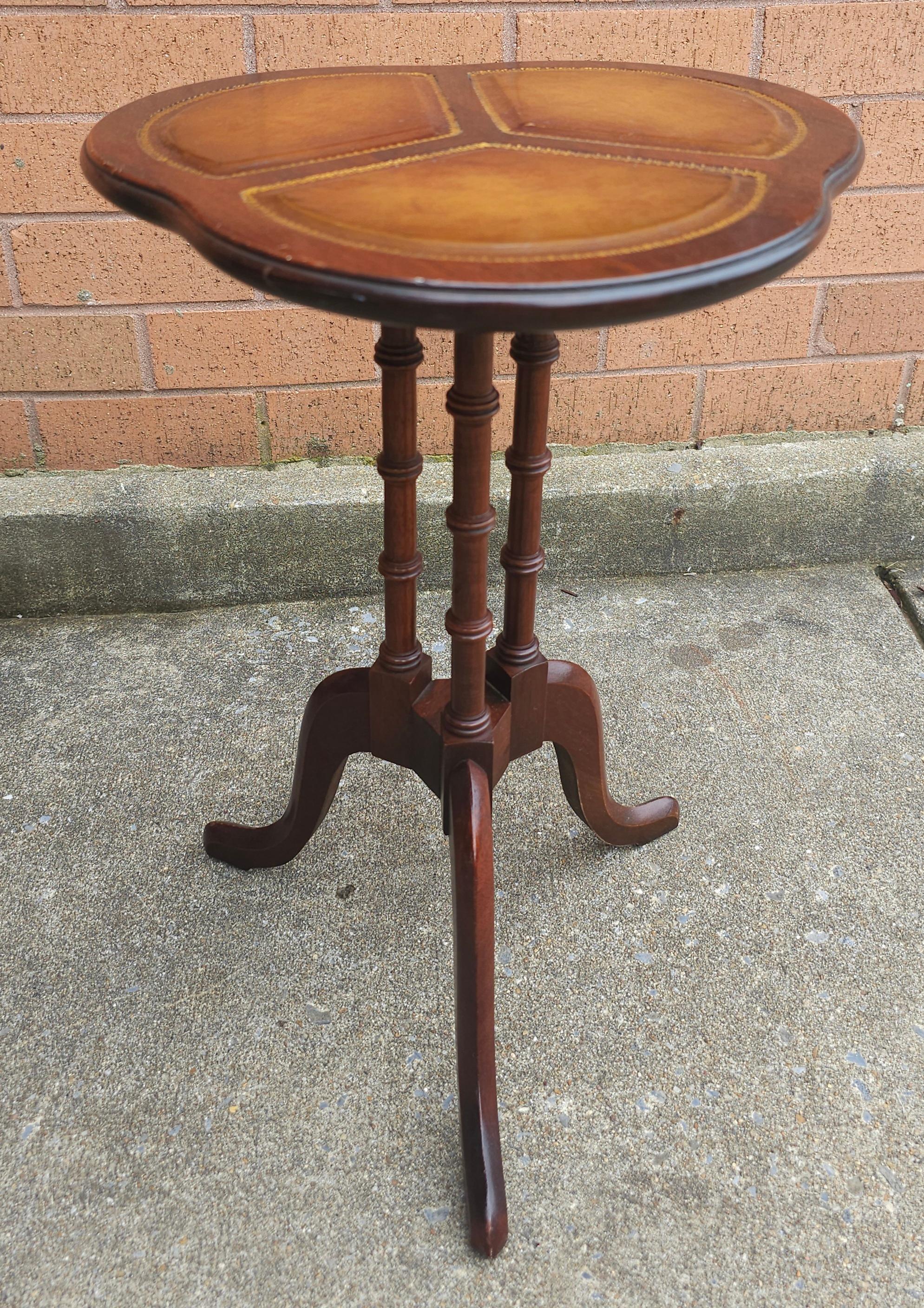 Paire de bougeoirs à piédestal en acajou du milieu du 20e siècle, avec couvercle en trèfle en cuir estampé Bon état - En vente à Germantown, MD