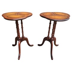Paar Mitte des 20. Jahrhunderts Mahagoni Pedestal Tooled Leder Clover Top Candle Stands