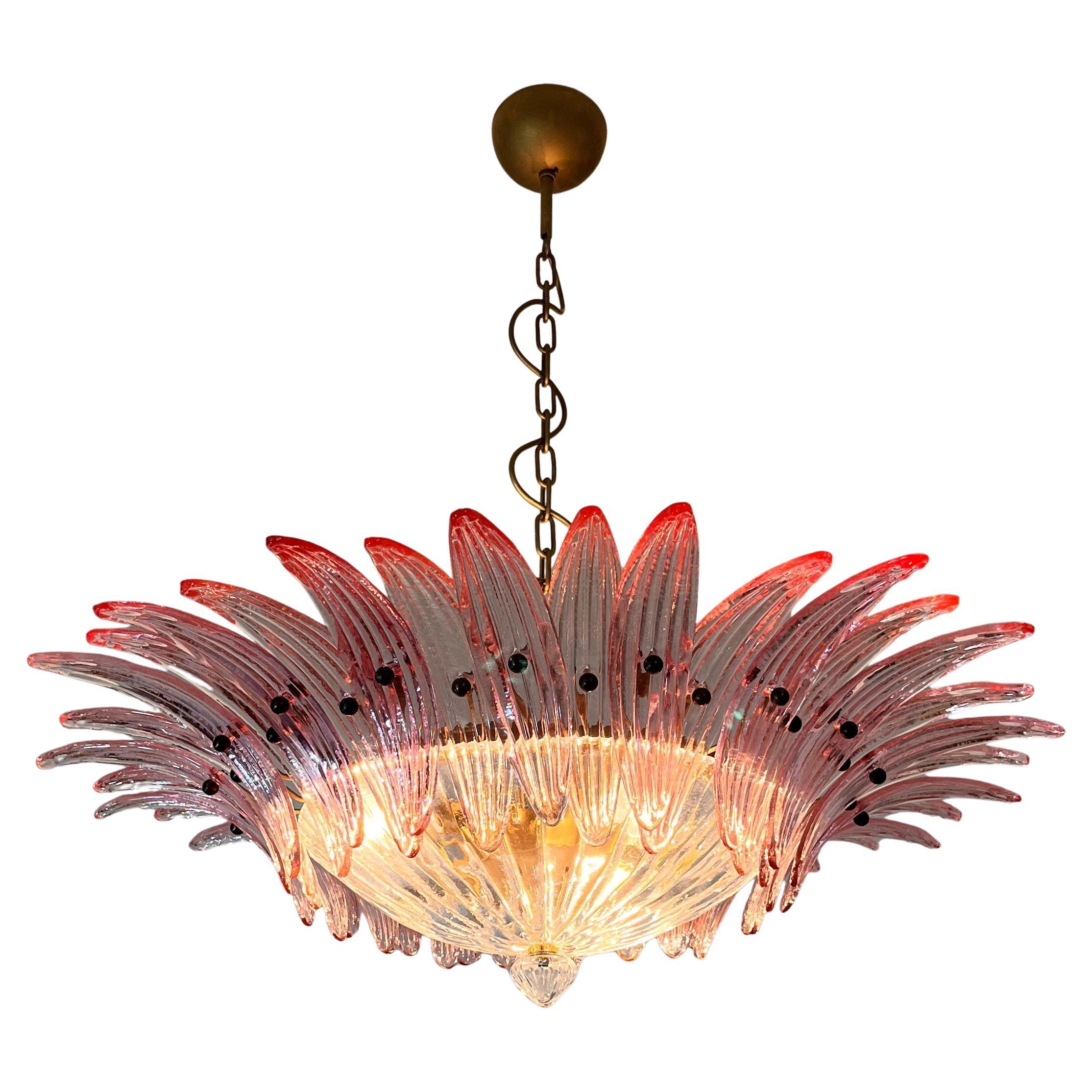 Italiano Coppia di lampadari di Murano rosa della metà del XX secolo in vendita