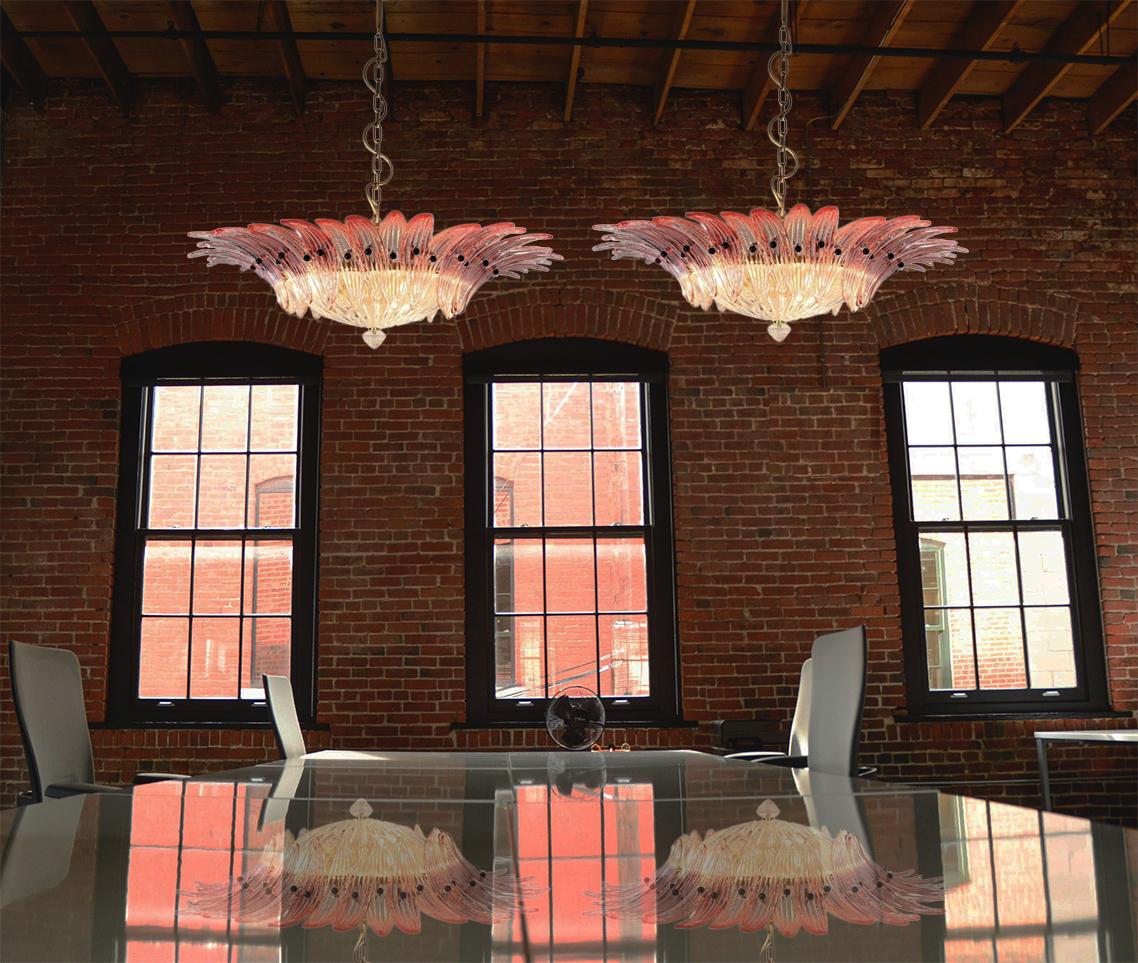 Coppia di lampadari di Murano rosa della metà del XX secolo in vendita 2
