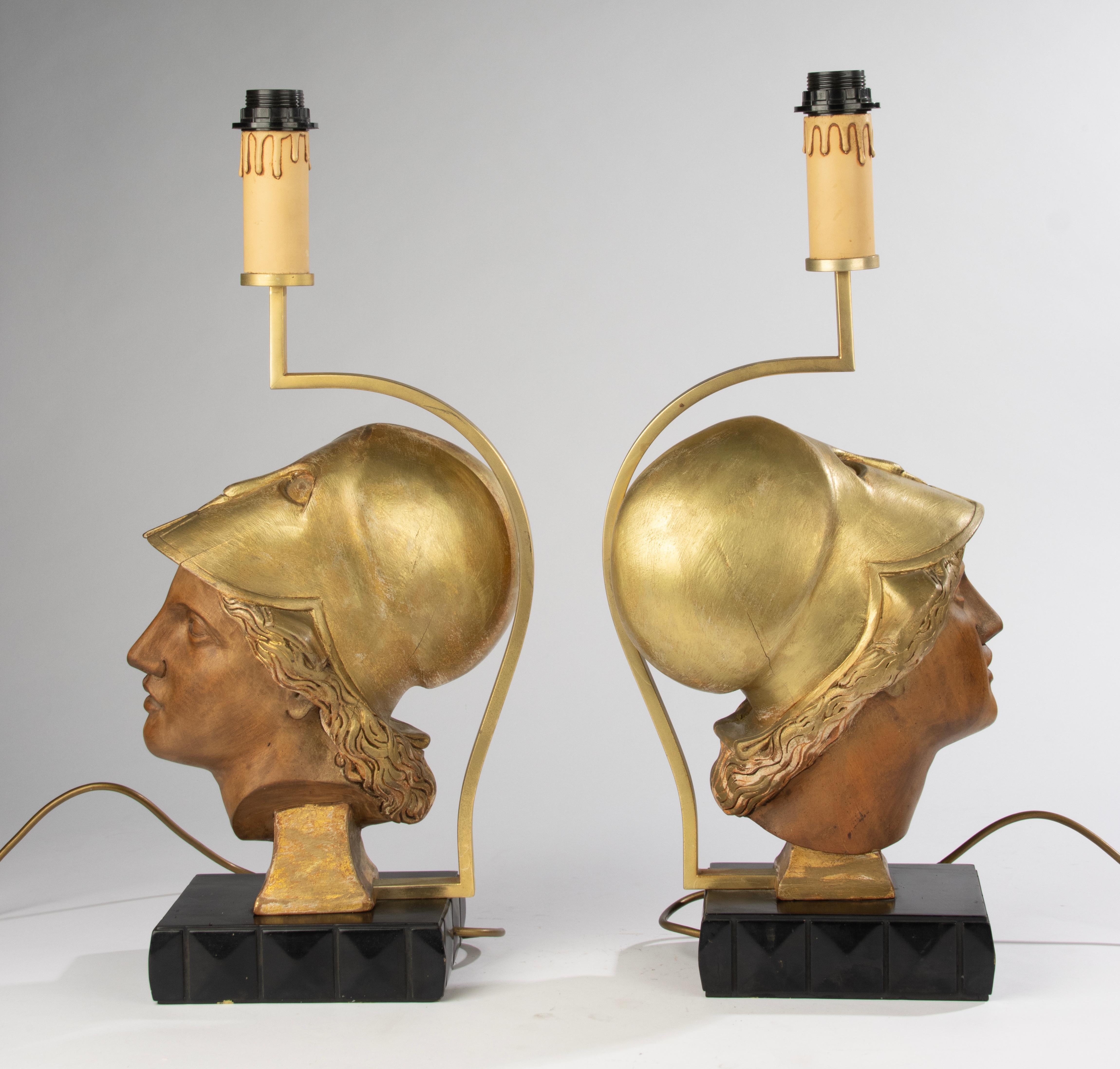 Paire de lampes de table du milieu du 20e siècle avec têtes de déesse Athéna sculptées en Wood en vente 4