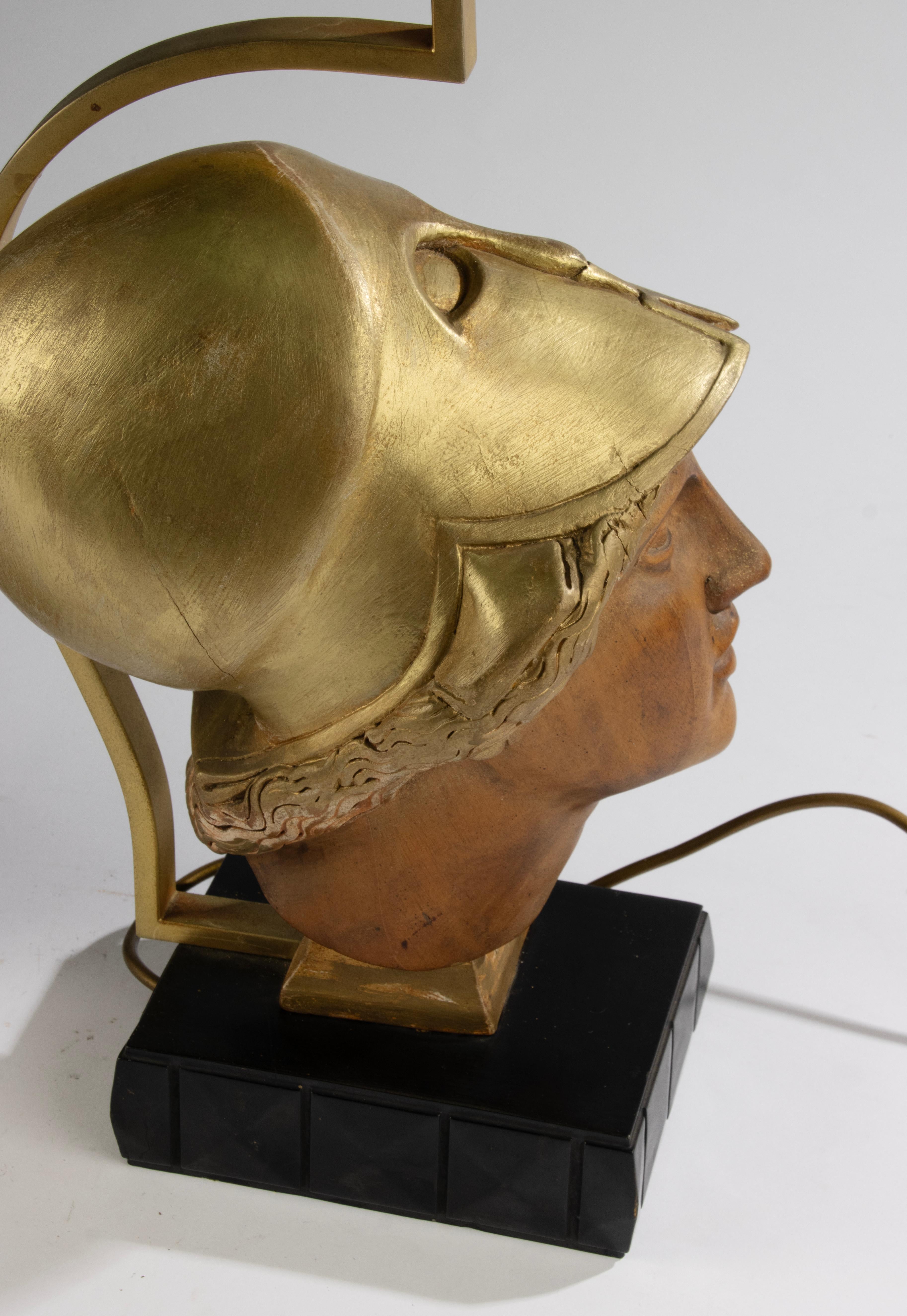 Paire de lampes de table du milieu du 20e siècle avec têtes de déesse Athéna sculptées en Wood en vente 5