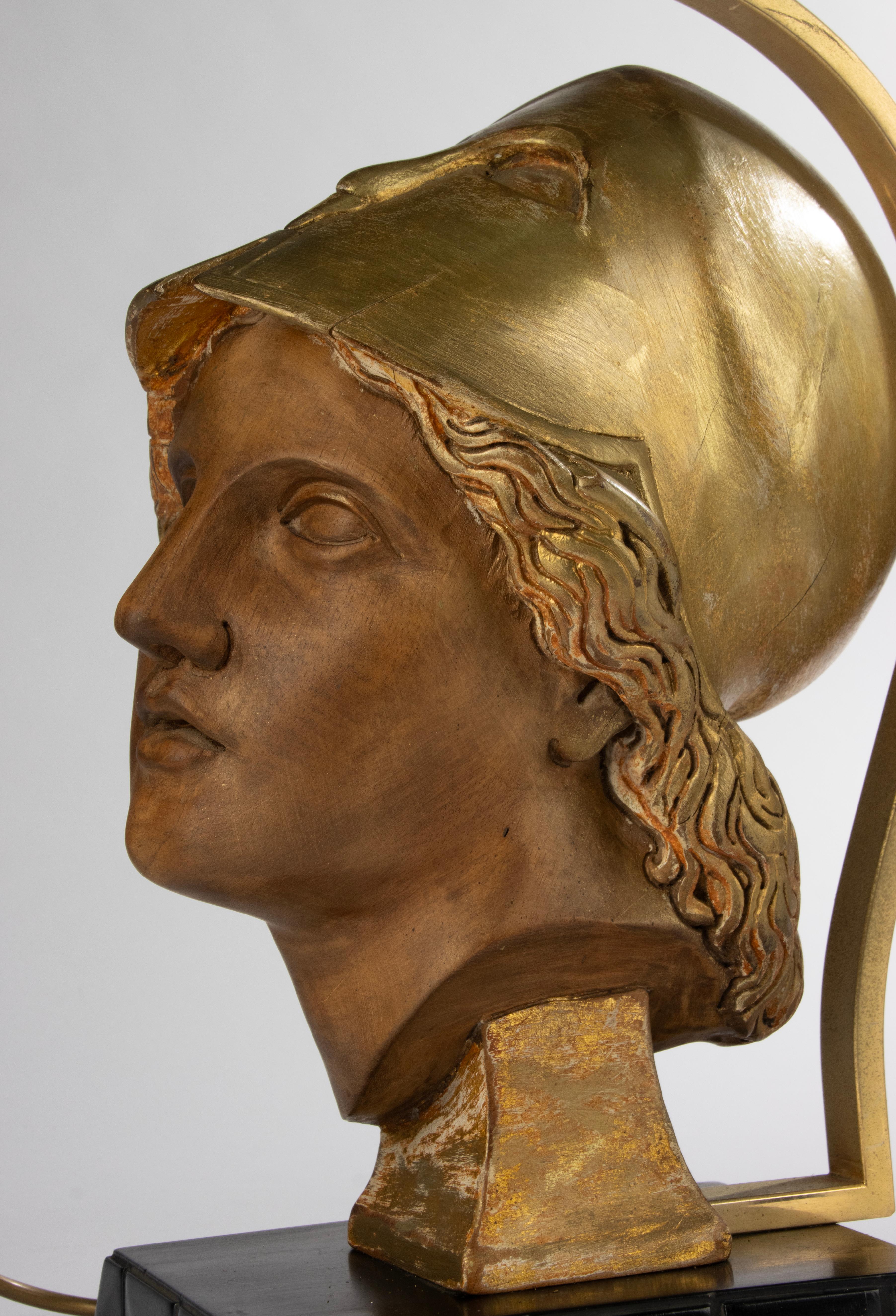 Paire de lampes de table du milieu du 20e siècle avec têtes de déesse Athéna sculptées en Wood en vente 6