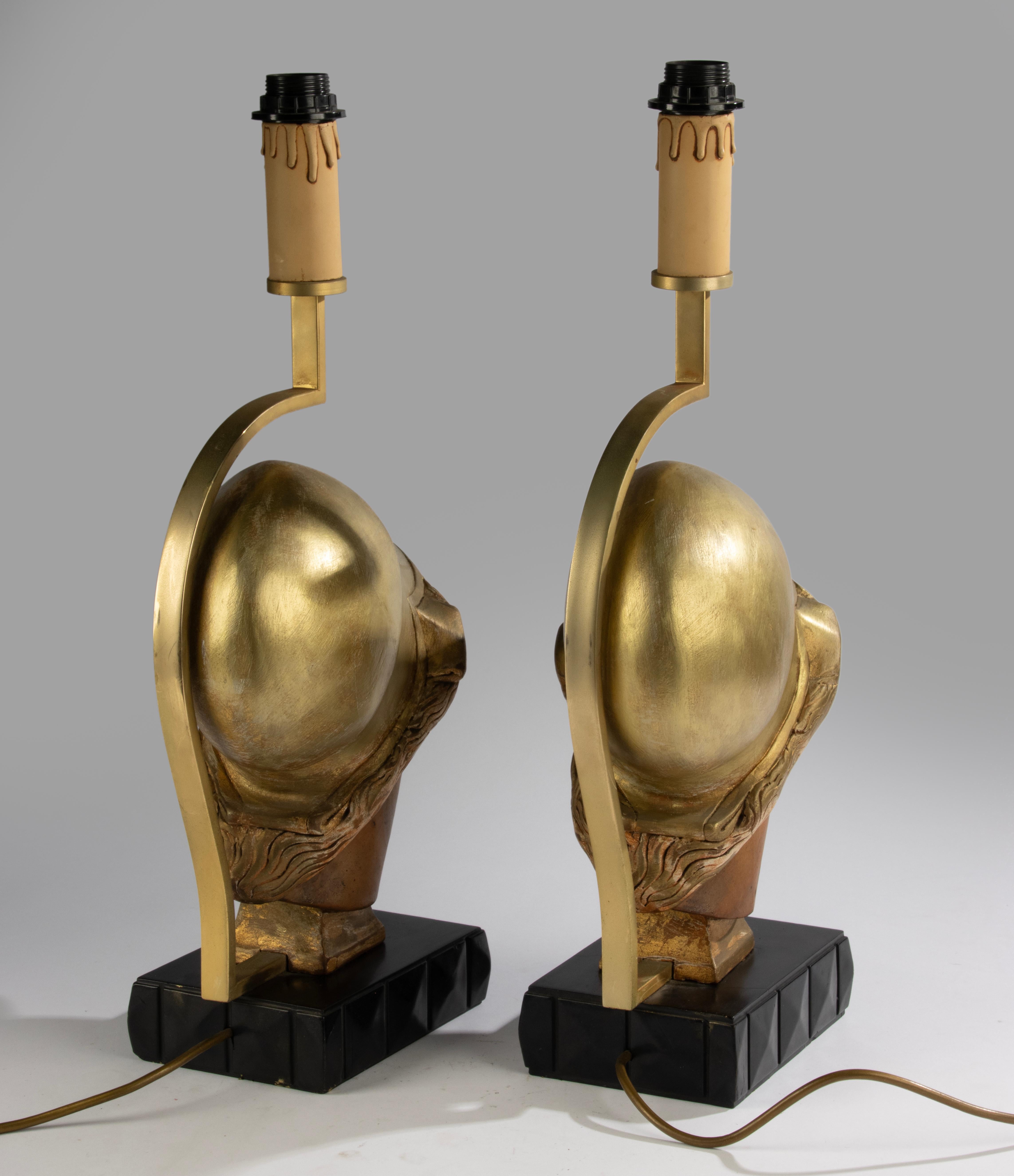 Paire de lampes de table du milieu du 20e siècle avec têtes de déesse Athéna sculptées en Wood en vente 7