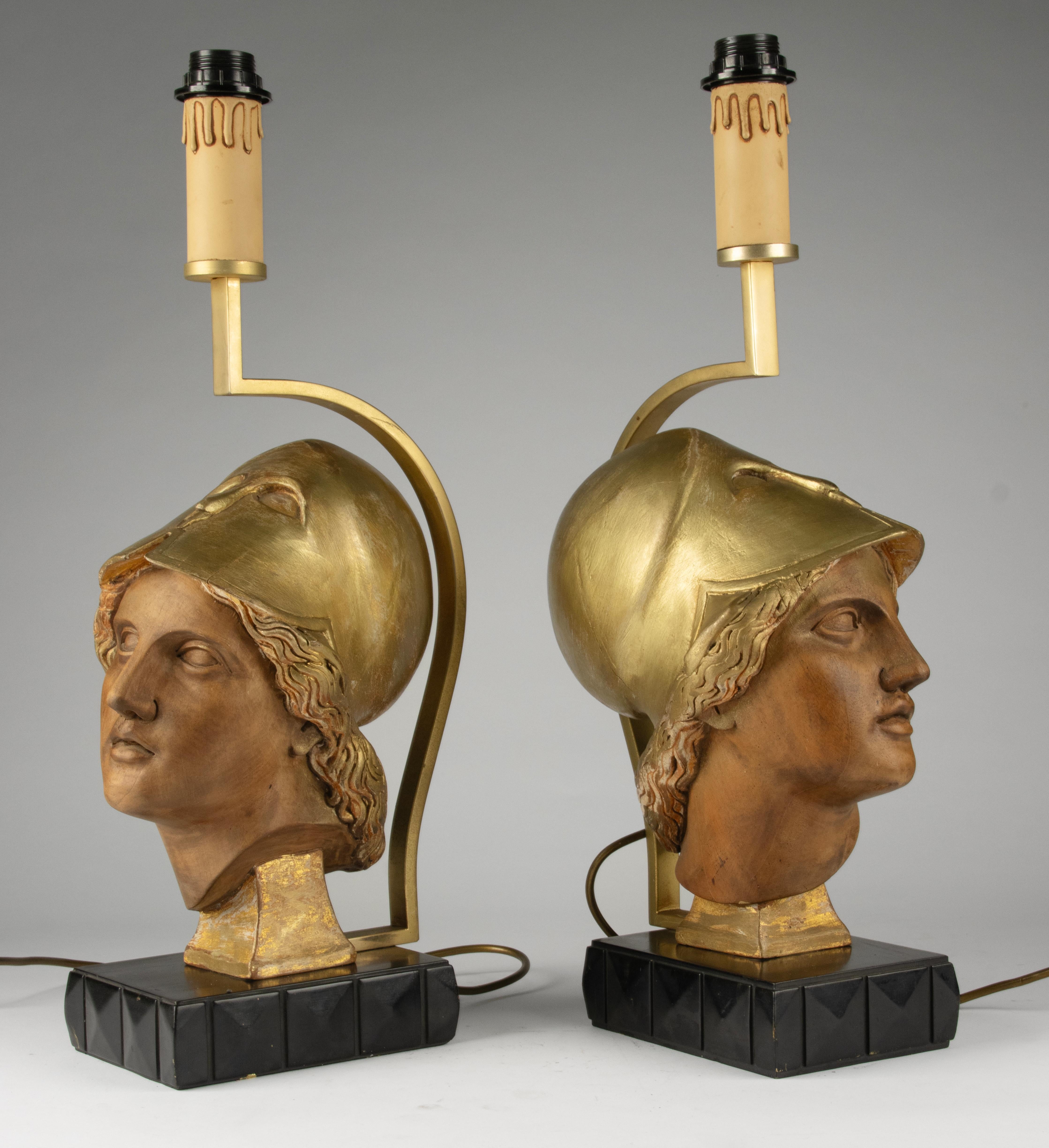 Paire de lampes de table du milieu du 20e siècle avec têtes de déesse Athéna sculptées en Wood en vente 9