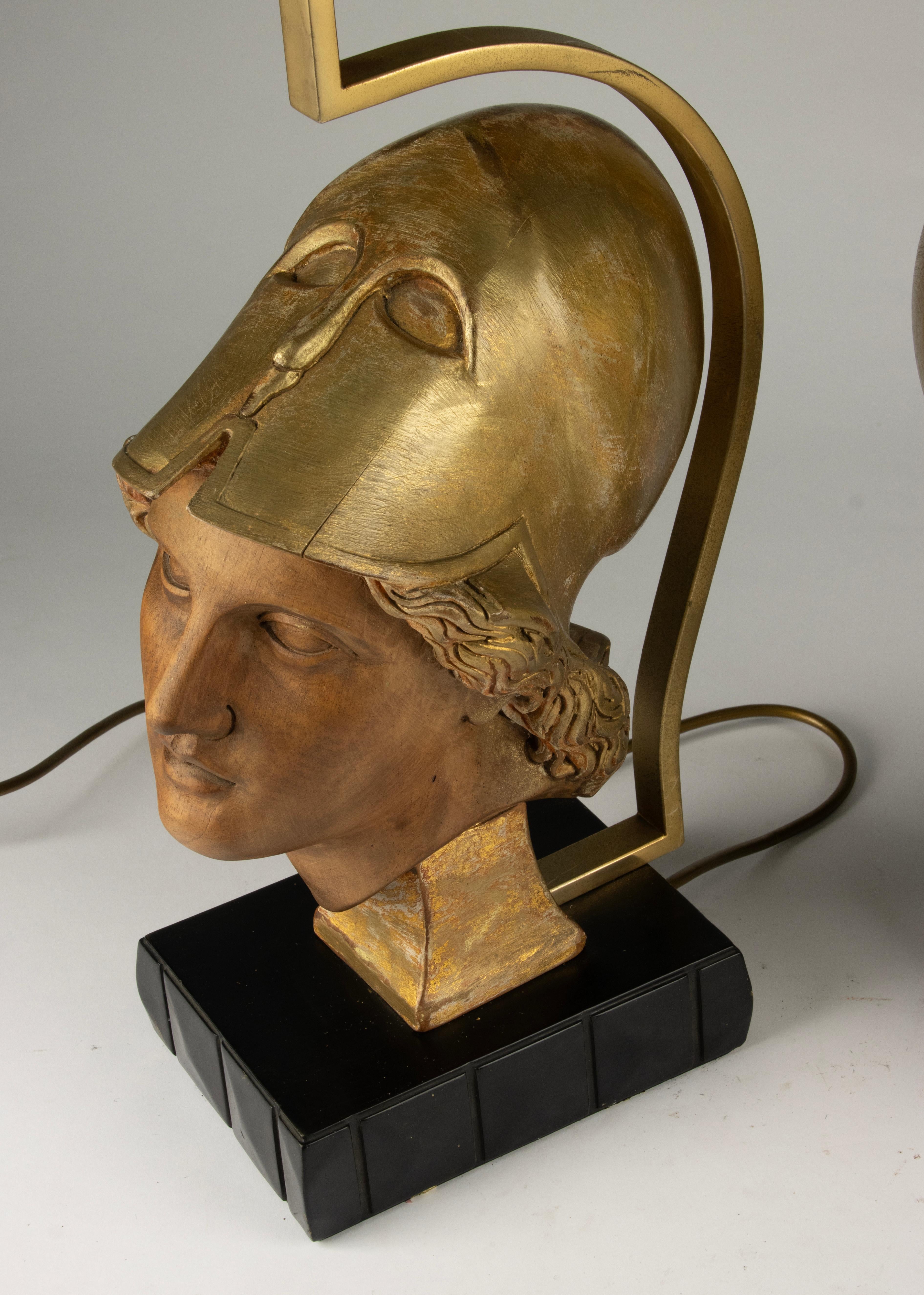 Paire de lampes de table du milieu du 20e siècle avec têtes de déesse Athéna sculptées en Wood en vente 10