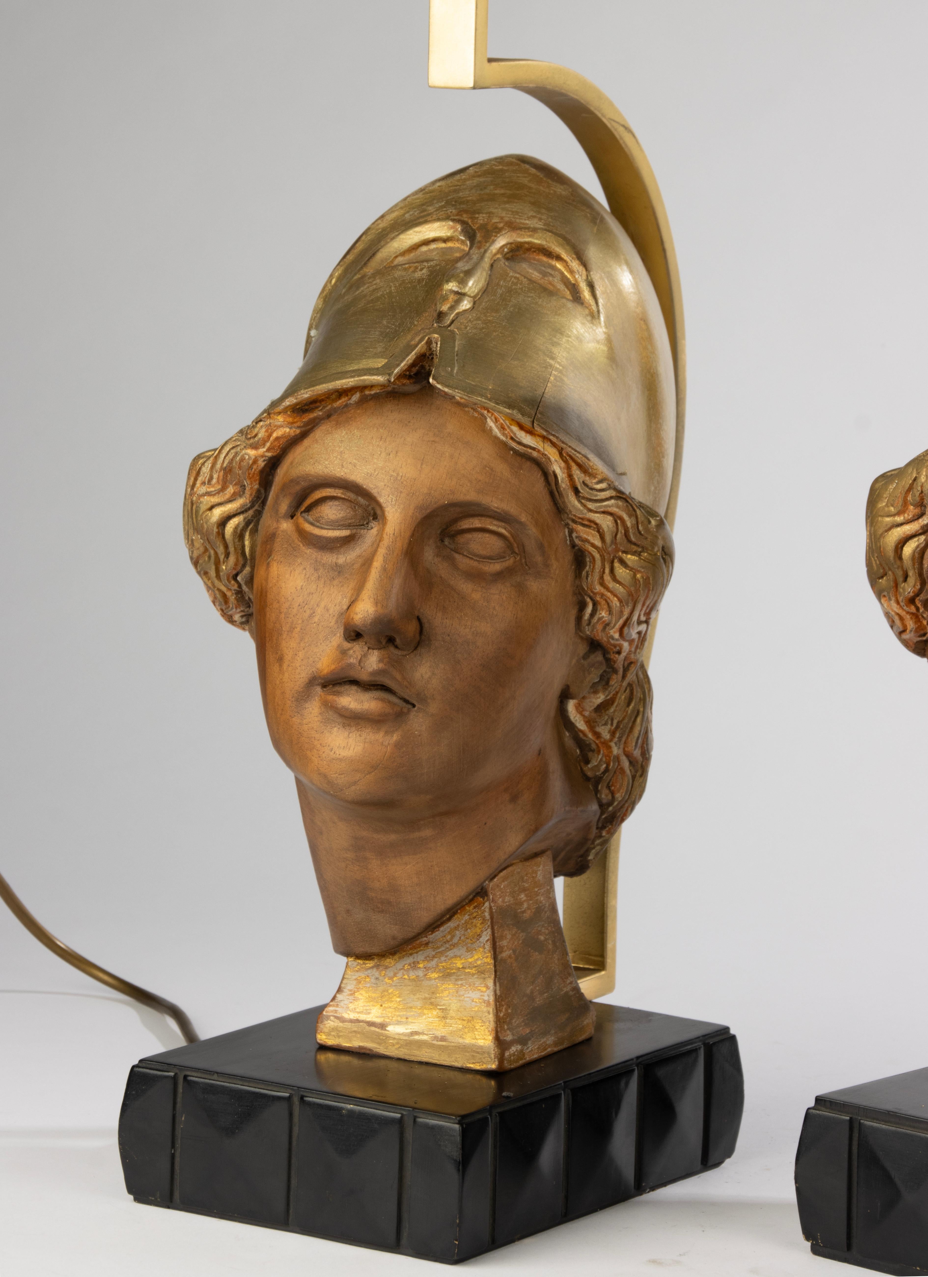Paire de lampes de table du milieu du 20e siècle avec têtes de déesse Athéna sculptées en Wood en vente 12