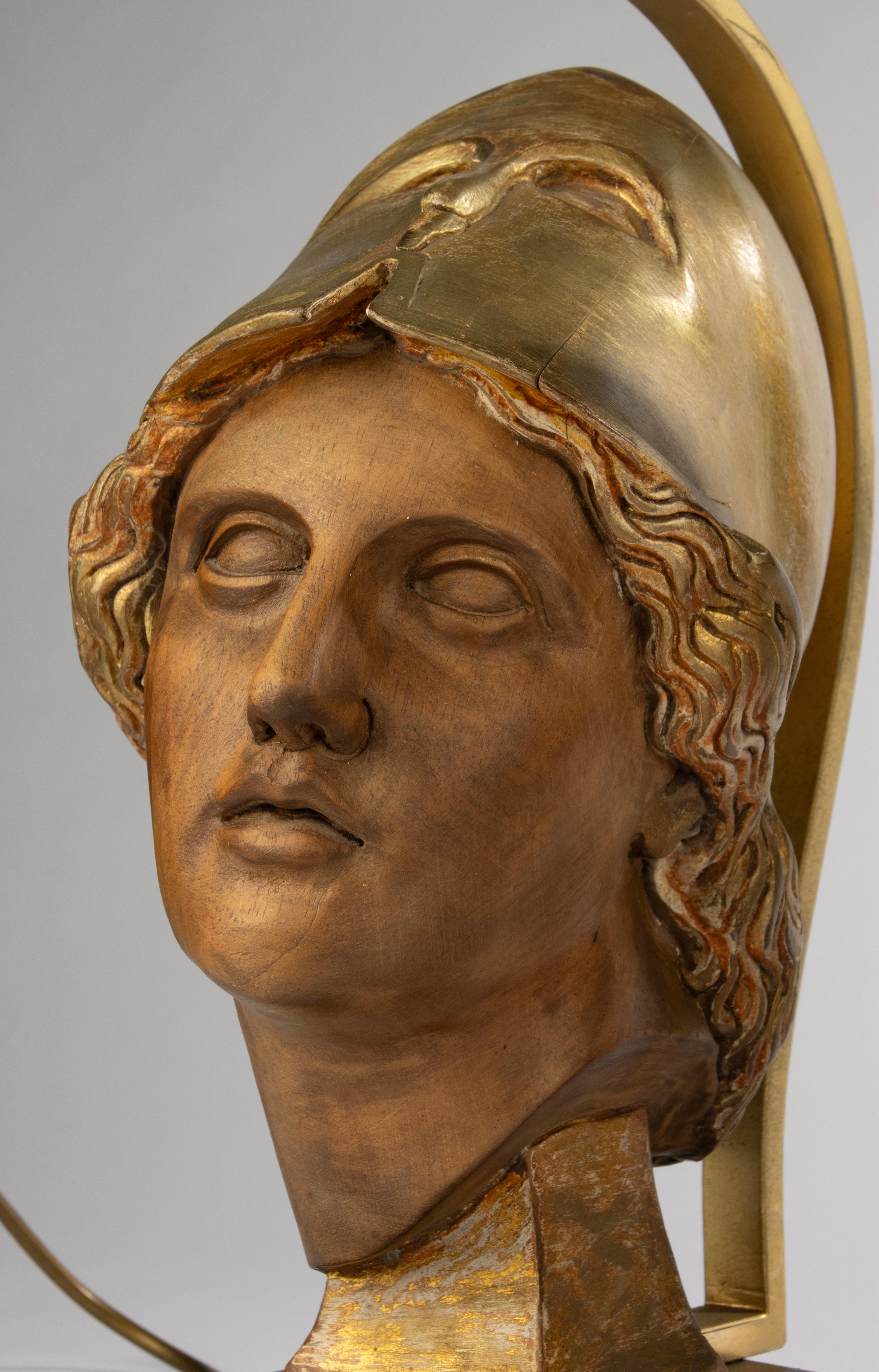 Paire de lampes de table du milieu du 20e siècle avec têtes de déesse Athéna sculptées en Wood en vente 13