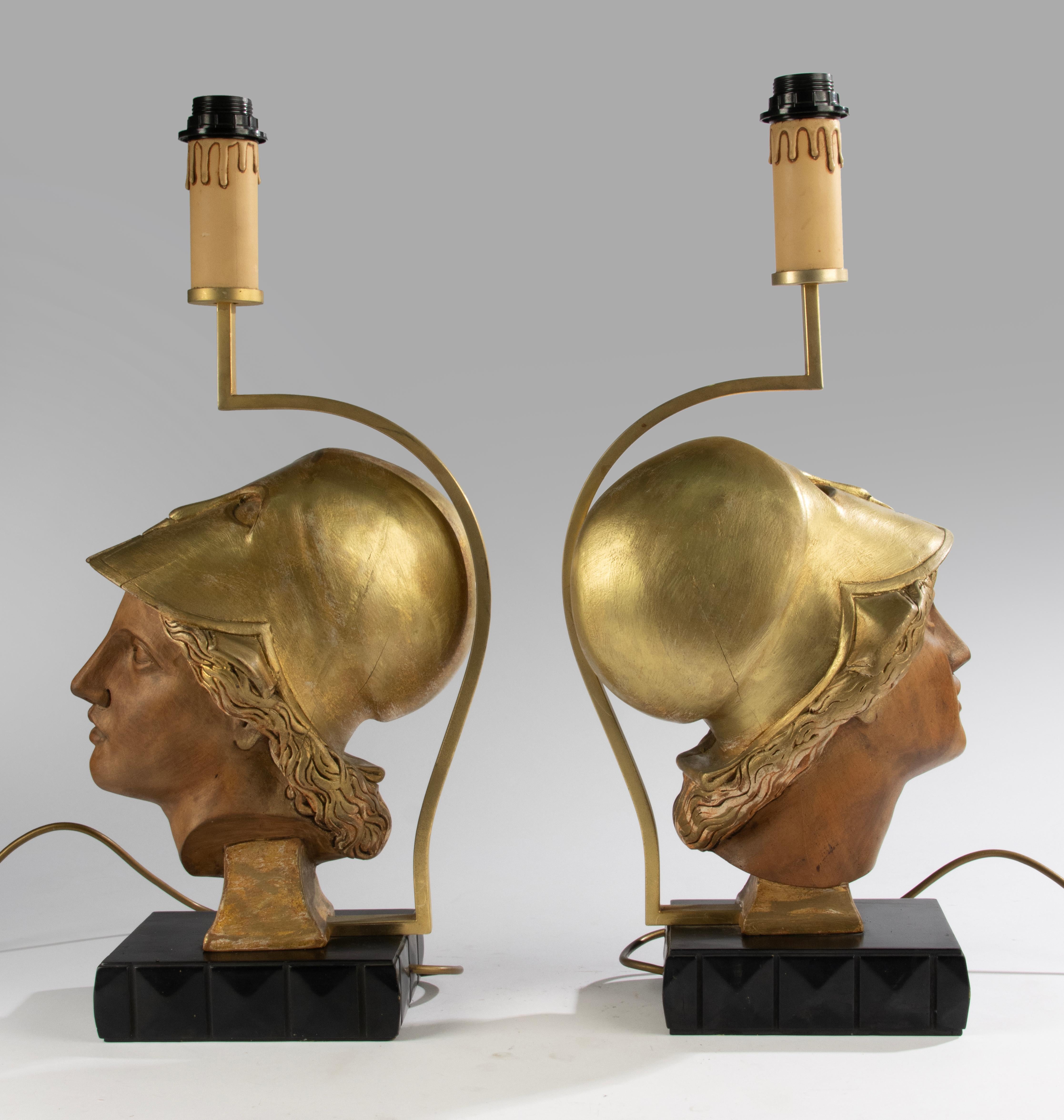 Magnifique paire de grandes lampes de table du milieu du XXe siècle avec des bustes de la déesse grecque Athéna (Minerva romaine), avec des casques dorés. Sculptée en noyer massif. Accessoires de lampe pour une ampoule E27.

Avec son Label d'origine