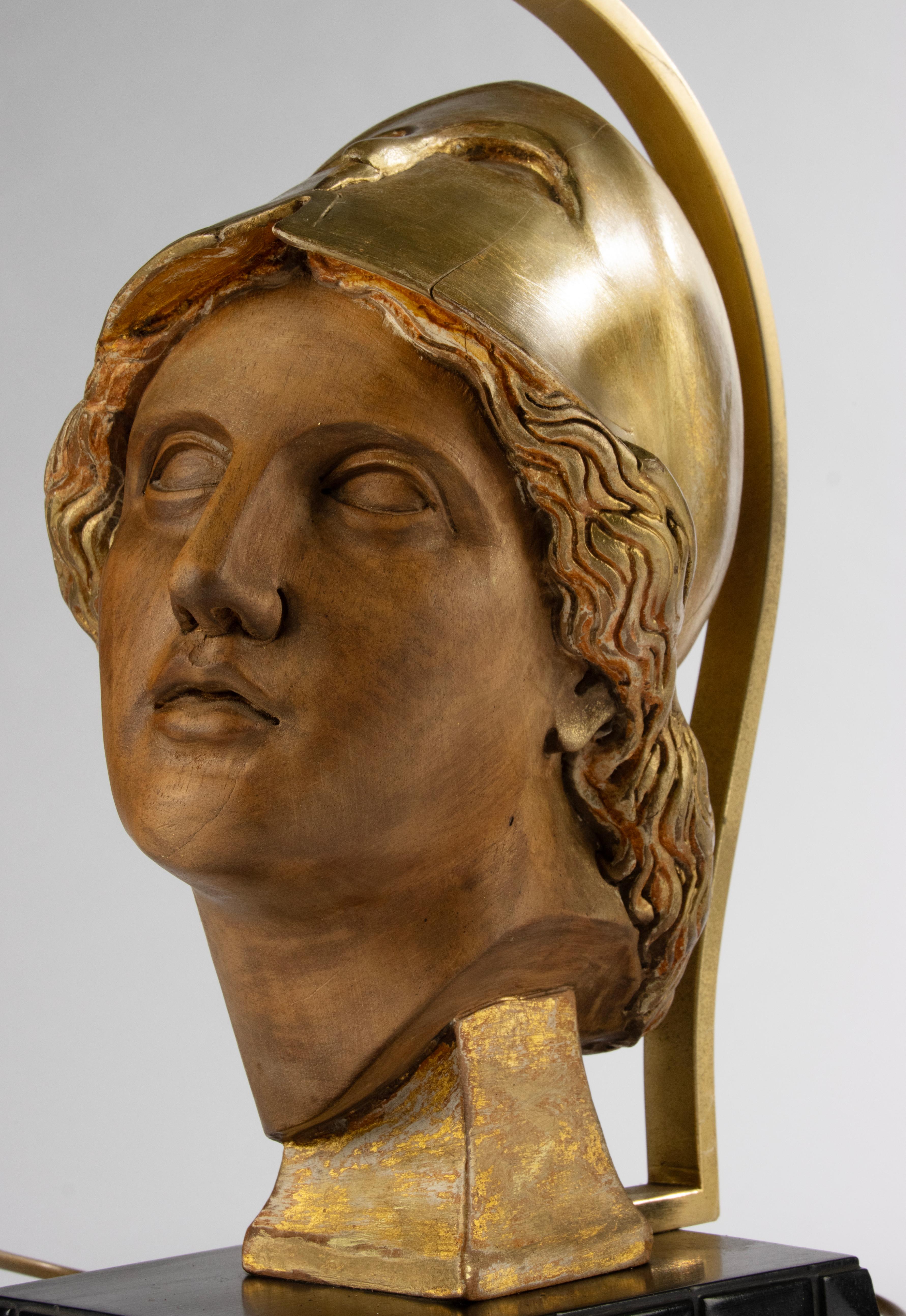 italien Paire de lampes de table du milieu du 20e siècle avec têtes de déesse Athéna sculptées en Wood en vente
