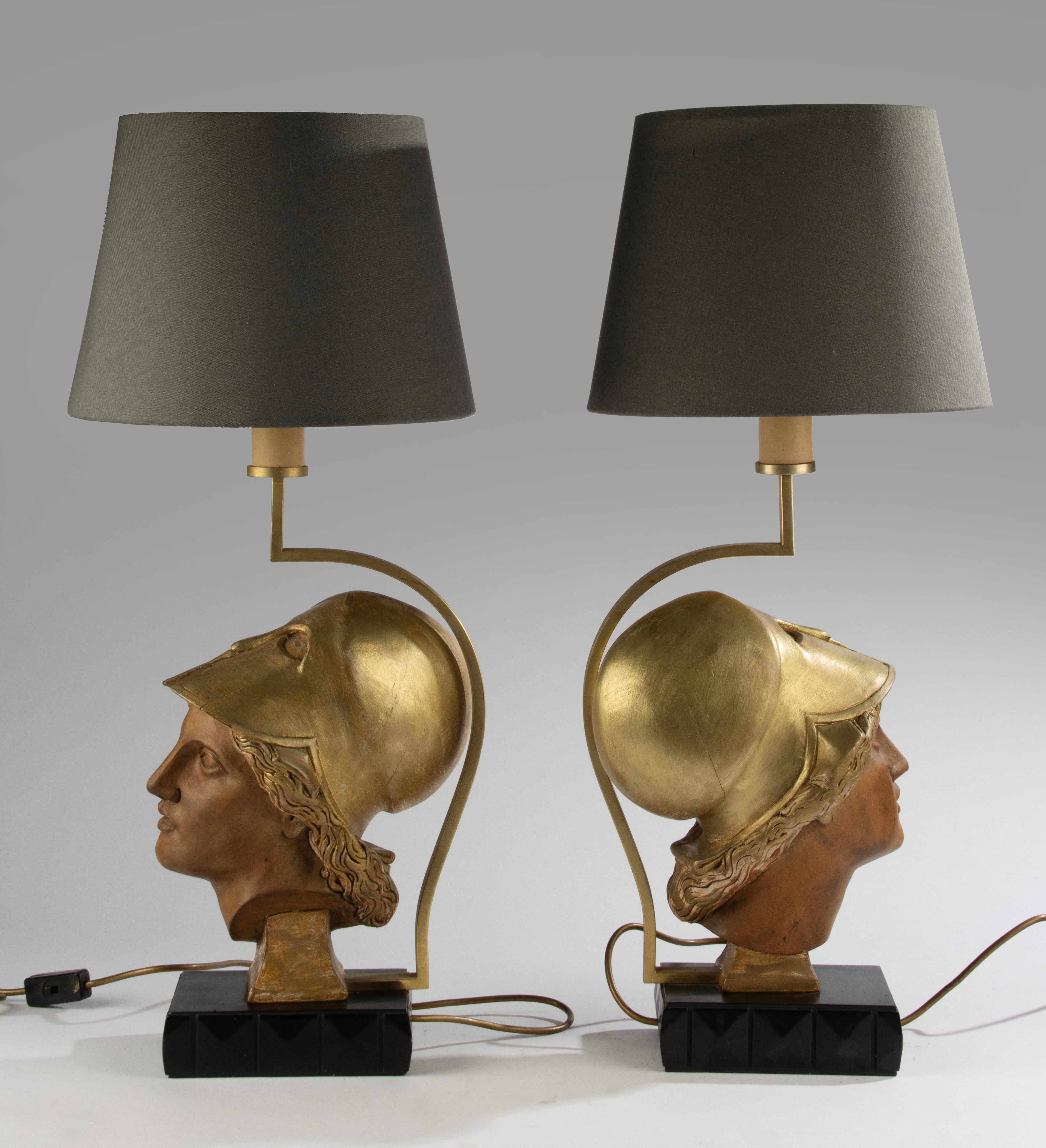 Paire de lampes de table du milieu du 20e siècle avec têtes de déesse Athéna sculptées en Wood Bon état - En vente à Casteren, Noord-Brabant
