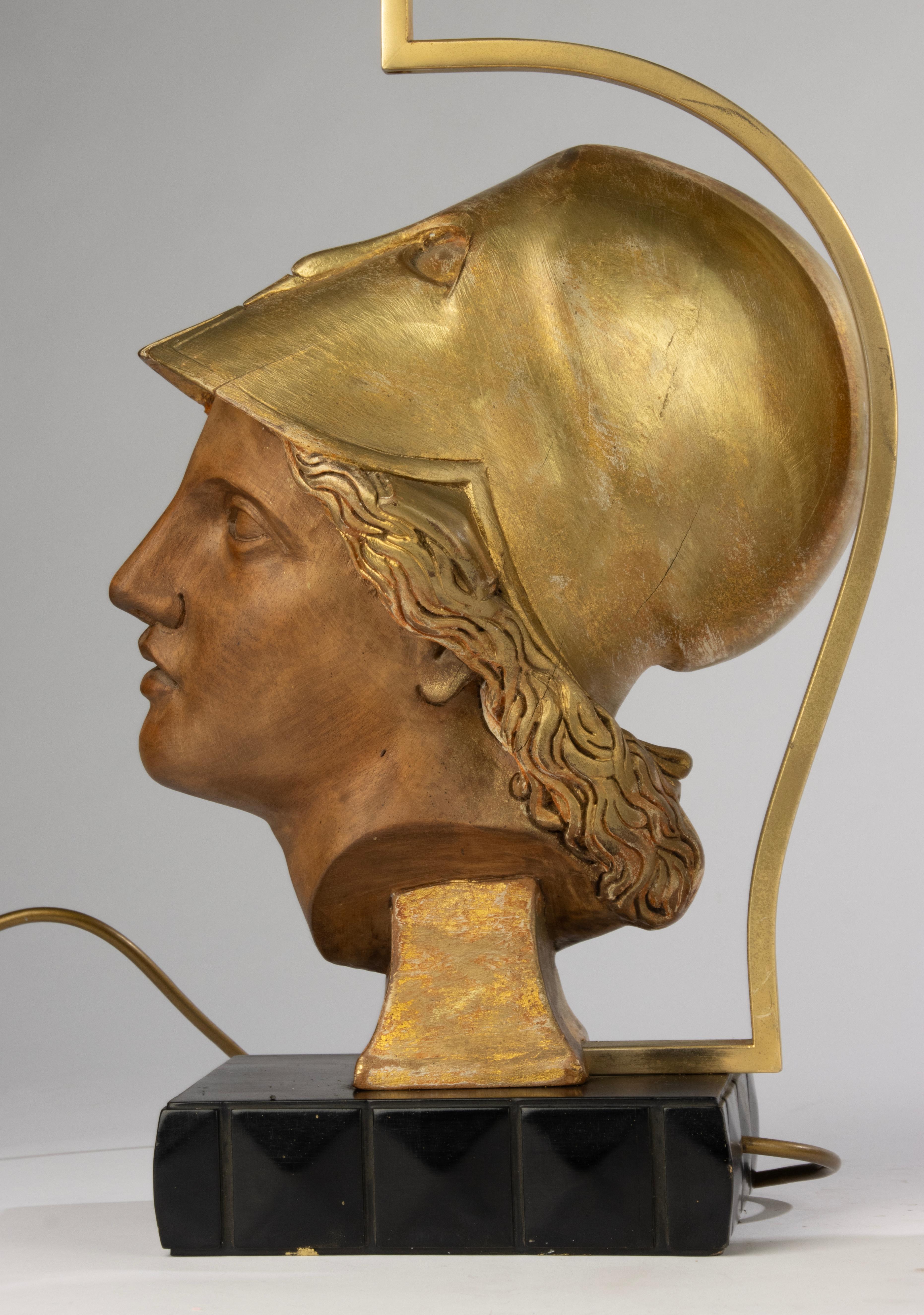 20ième siècle Paire de lampes de table du milieu du 20e siècle avec têtes de déesse Athéna sculptées en Wood en vente