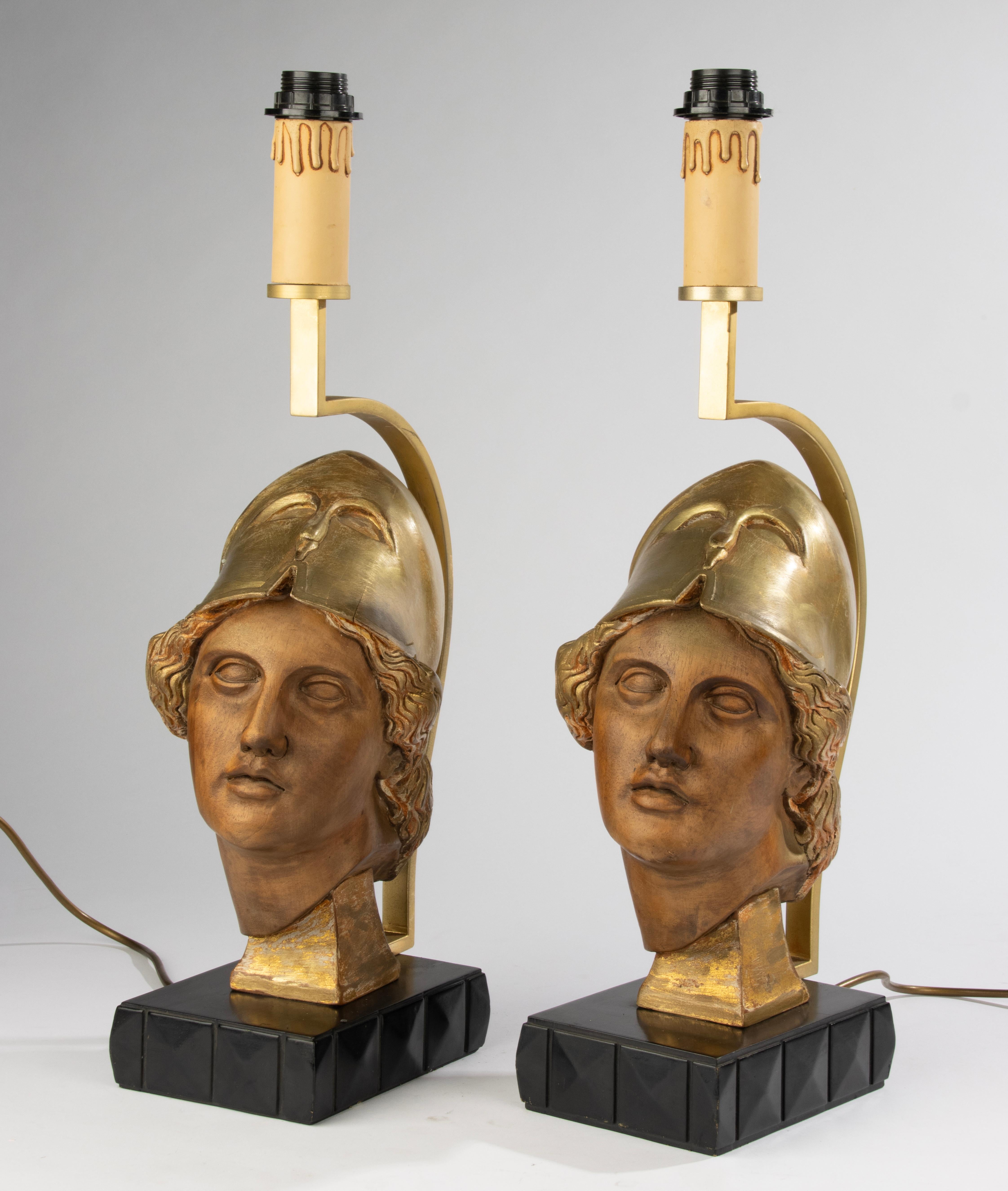Laiton Paire de lampes de table du milieu du 20e siècle avec têtes de déesse Athéna sculptées en Wood en vente