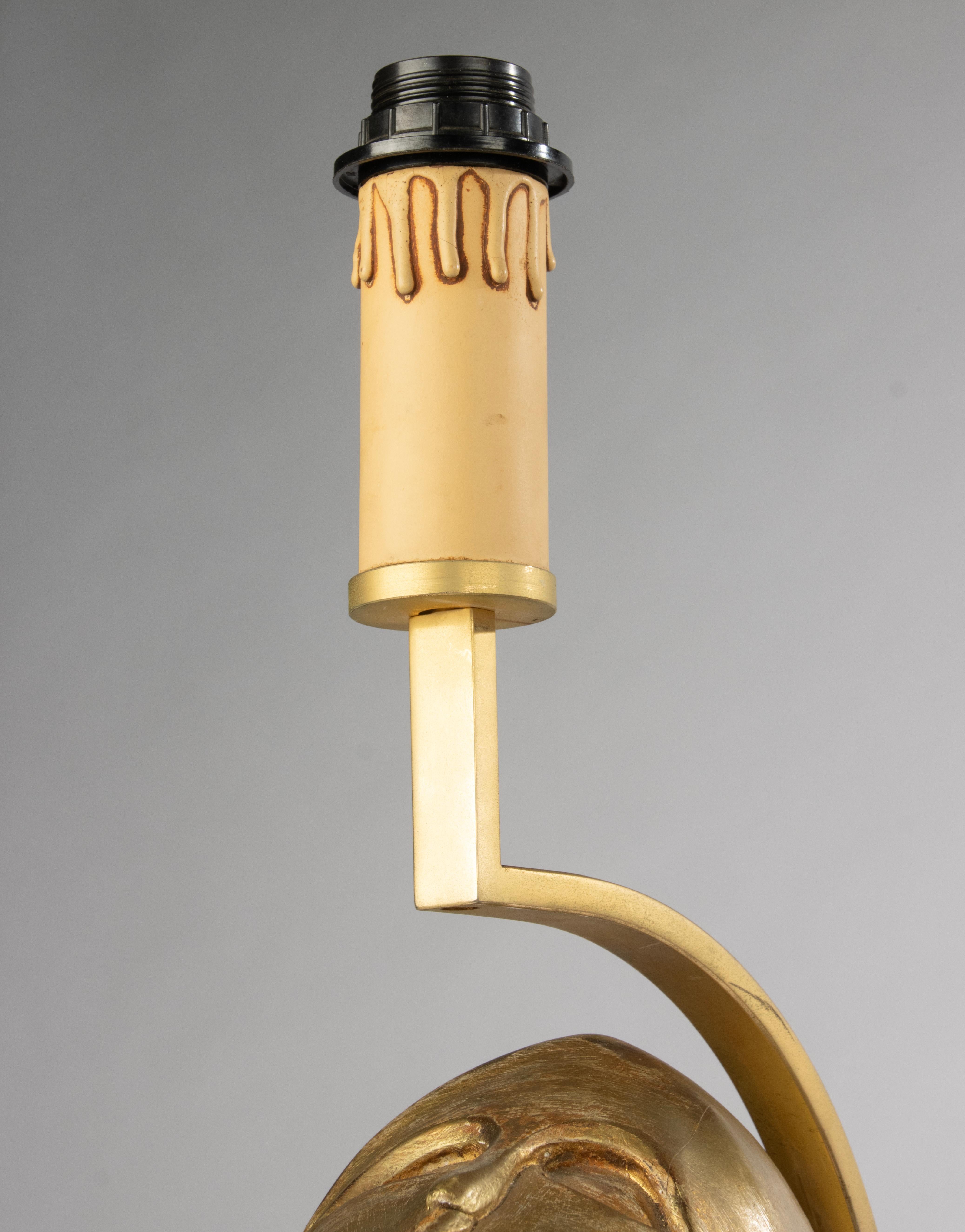Paire de lampes de table du milieu du 20e siècle avec têtes de déesse Athéna sculptées en Wood en vente 1