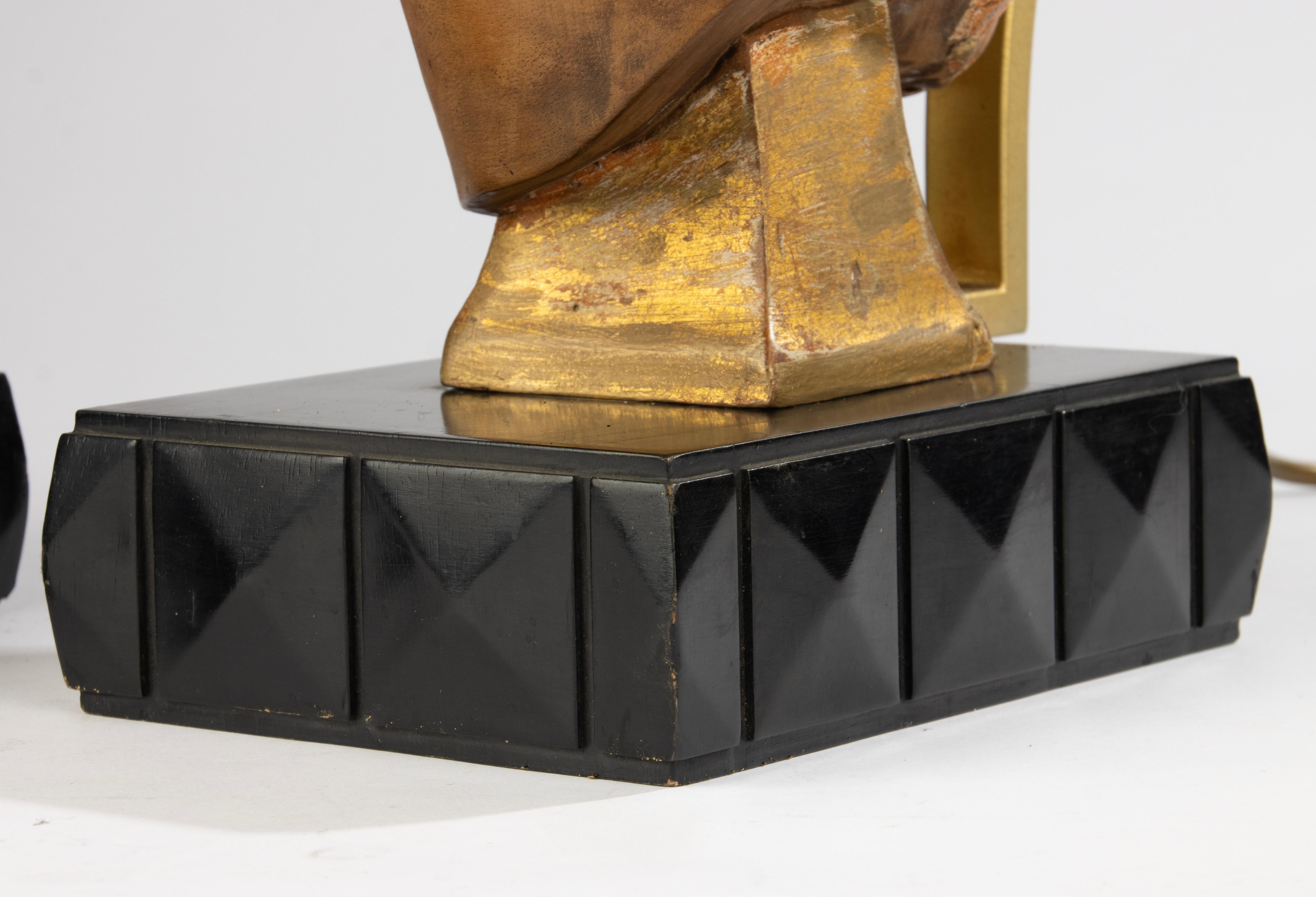 Paire de lampes de table du milieu du 20e siècle avec têtes de déesse Athéna sculptées en Wood en vente 2