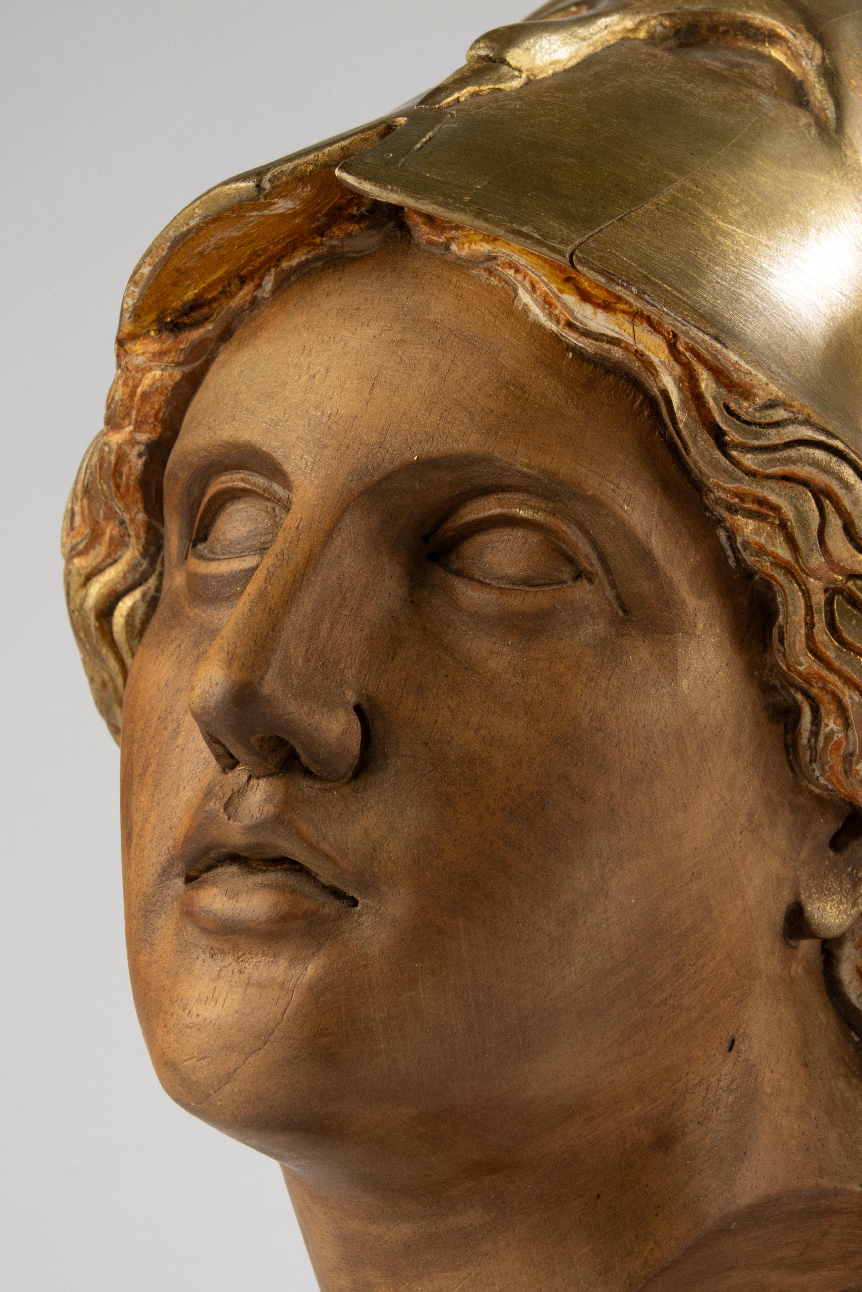 Paire de lampes de table du milieu du 20e siècle avec têtes de déesse Athéna sculptées en Wood en vente 3