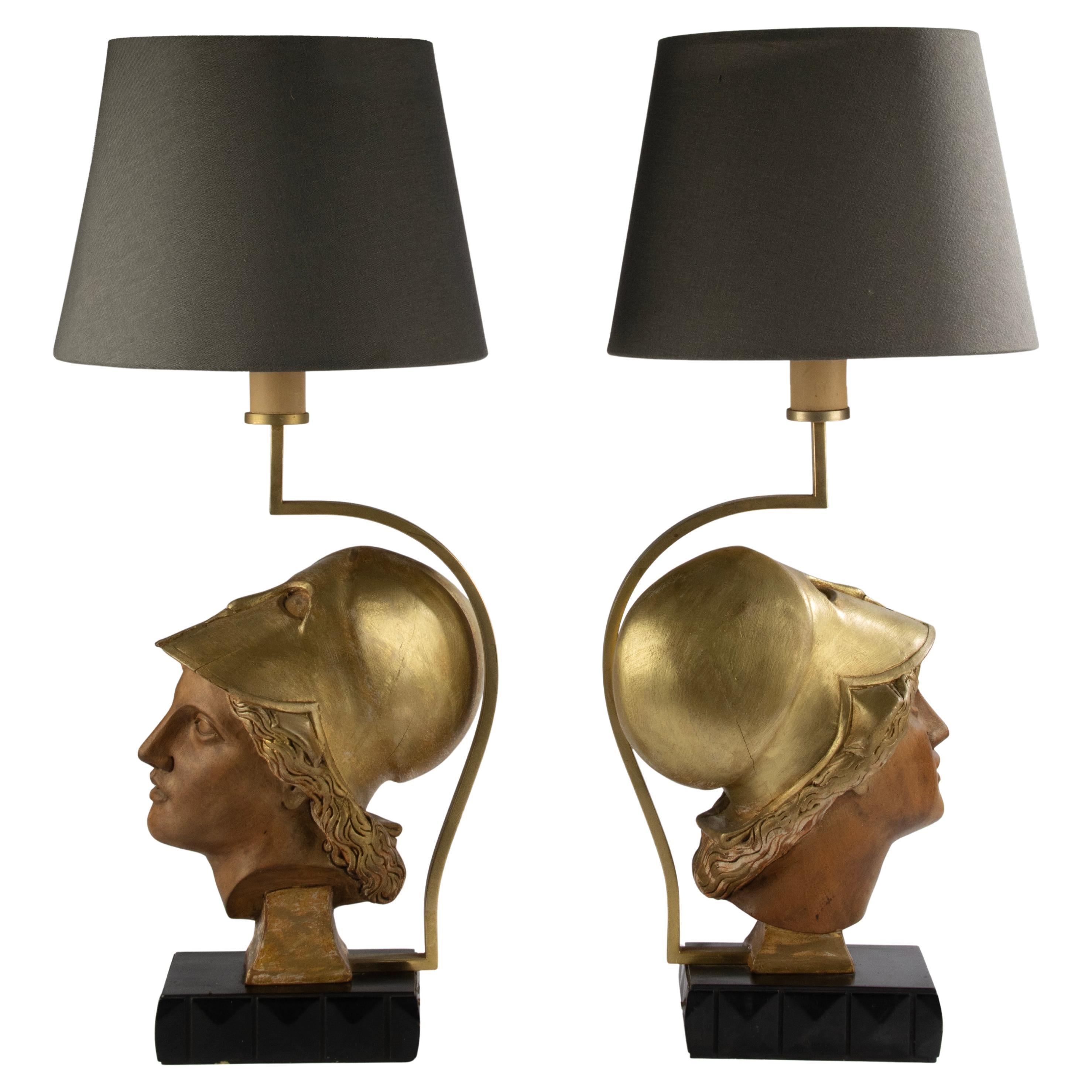 Paire de lampes de table du milieu du 20e siècle avec têtes de déesse Athéna sculptées en Wood en vente