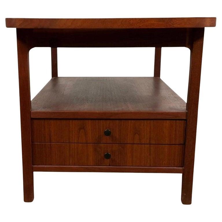 Paire de tables de nuit ou de tables d'appoint en noyer à deux tiroirs du milieu du siècle dernier par Jack Cartwright pour Founders. Jack Cartwright pour Founders, table d'appoint / table de nuit à deux tiroirs avec boutons noirs. Fabriqué aux