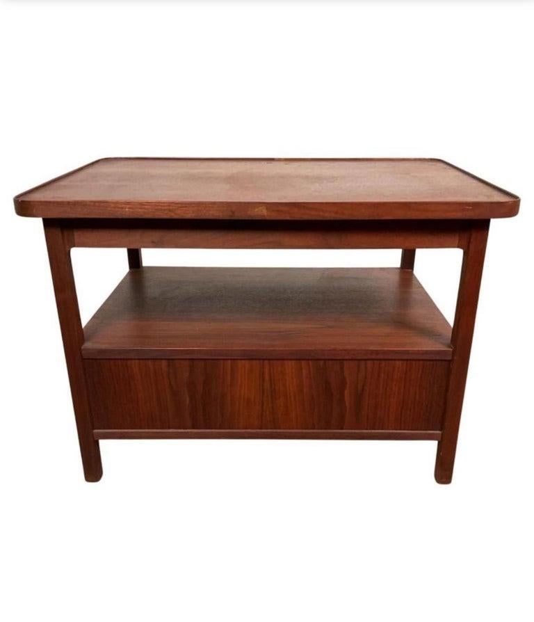 Mid-Century Modern Paire de tables de nuit à 2 tiroirs en noyer du milieu du siècle par Jack Cartwright pour Founders en vente