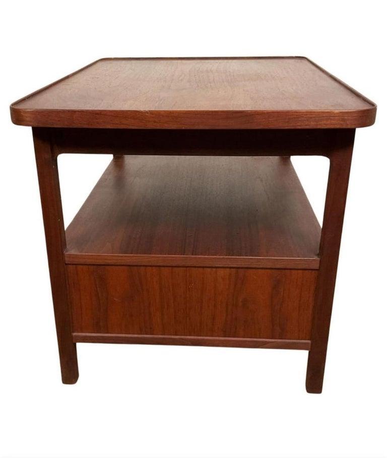 Américain Paire de tables de nuit à 2 tiroirs en noyer du milieu du siècle par Jack Cartwright pour Founders en vente