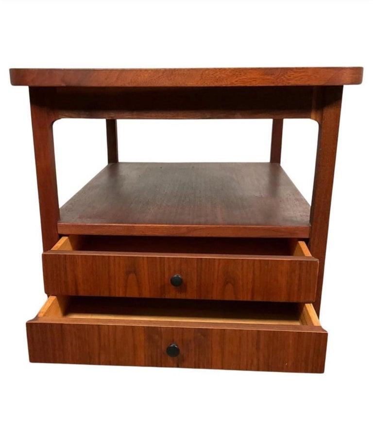 Travail du bois Paire de tables de nuit à 2 tiroirs en noyer du milieu du siècle par Jack Cartwright pour Founders en vente