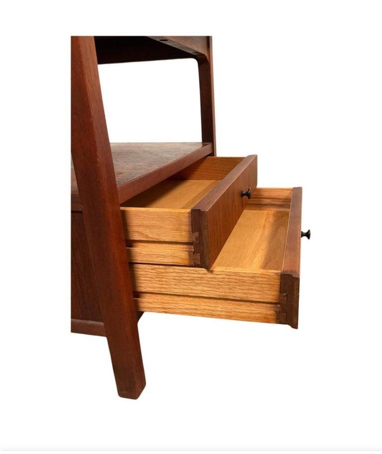 Paire de tables de nuit à 2 tiroirs en noyer du milieu du siècle par Jack Cartwright pour Founders Bon état - En vente à Brooklyn, NY