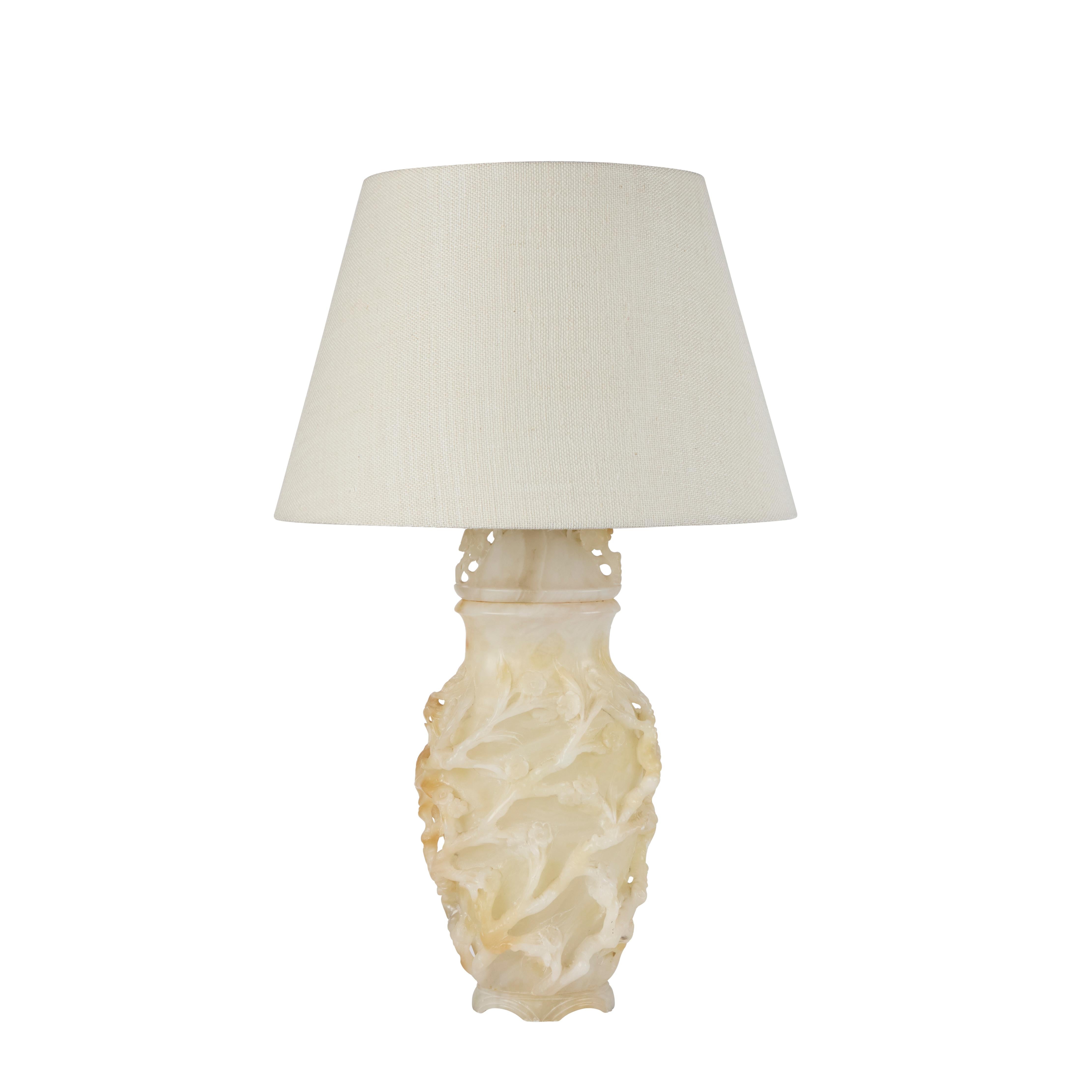 Paire de lampes en forme d'urne en albâtre, sculptées à la main en Italie,  par The Marbro Lamp Company.  Circa 1950's  Les nouveaux abat-jour en lin texturé lourd ont un diamètre de 20