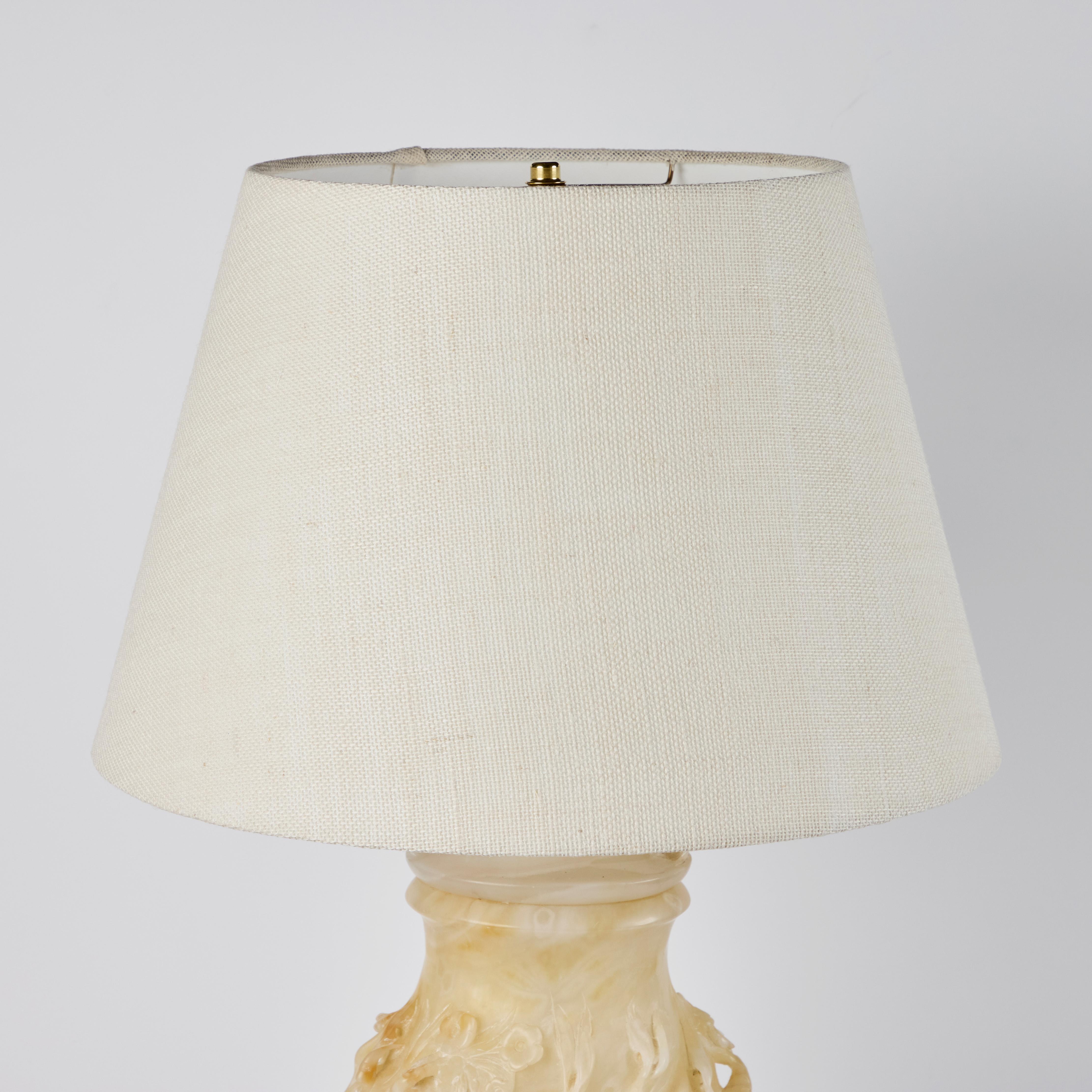 Sculpté à la main Paire de lampes en albâtre du MId-Siècle The Marbro Lamp Company en vente