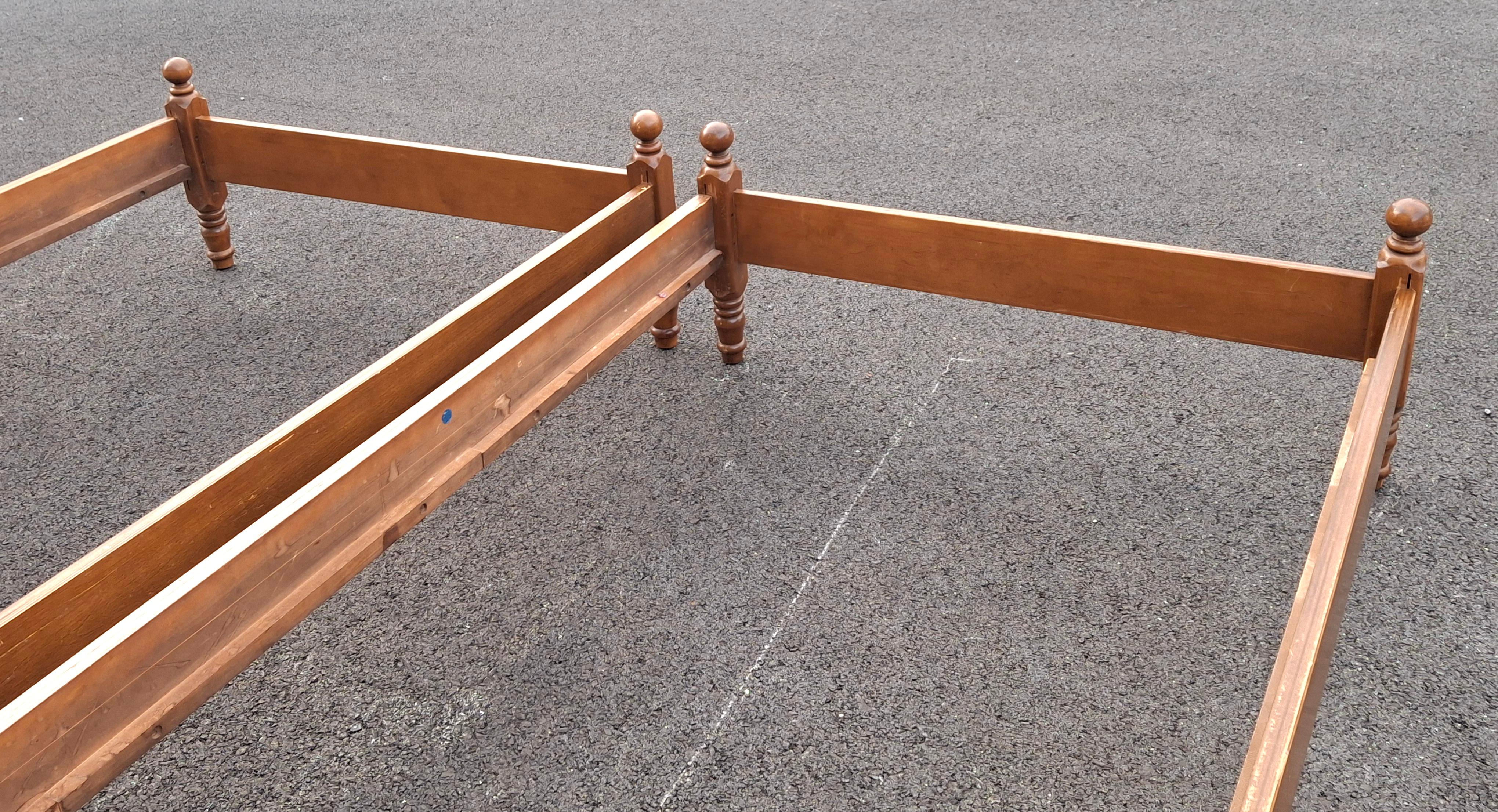 Paire de cadres de lit en érable classique américain du milieu du siècle en vente 2