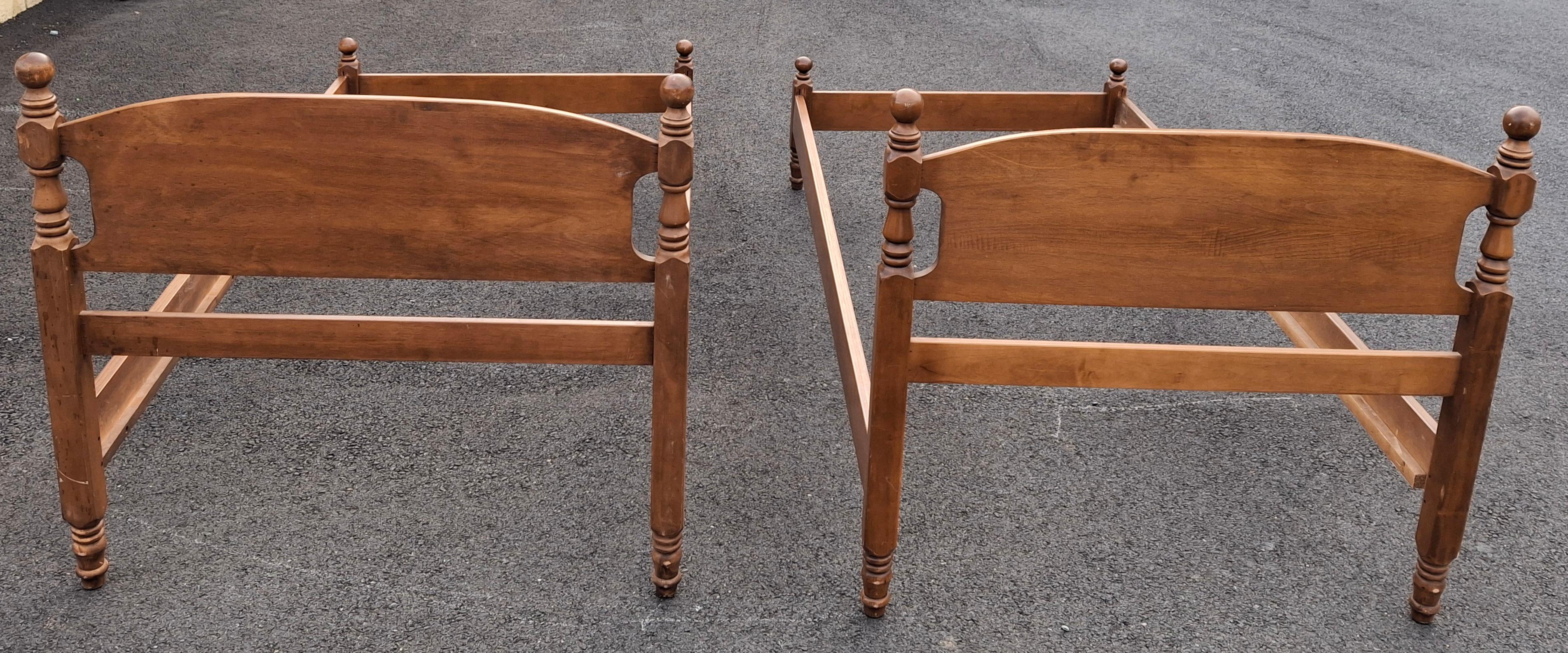 Paire de cadres de lit en érable classique américain du milieu du siècle en vente 3