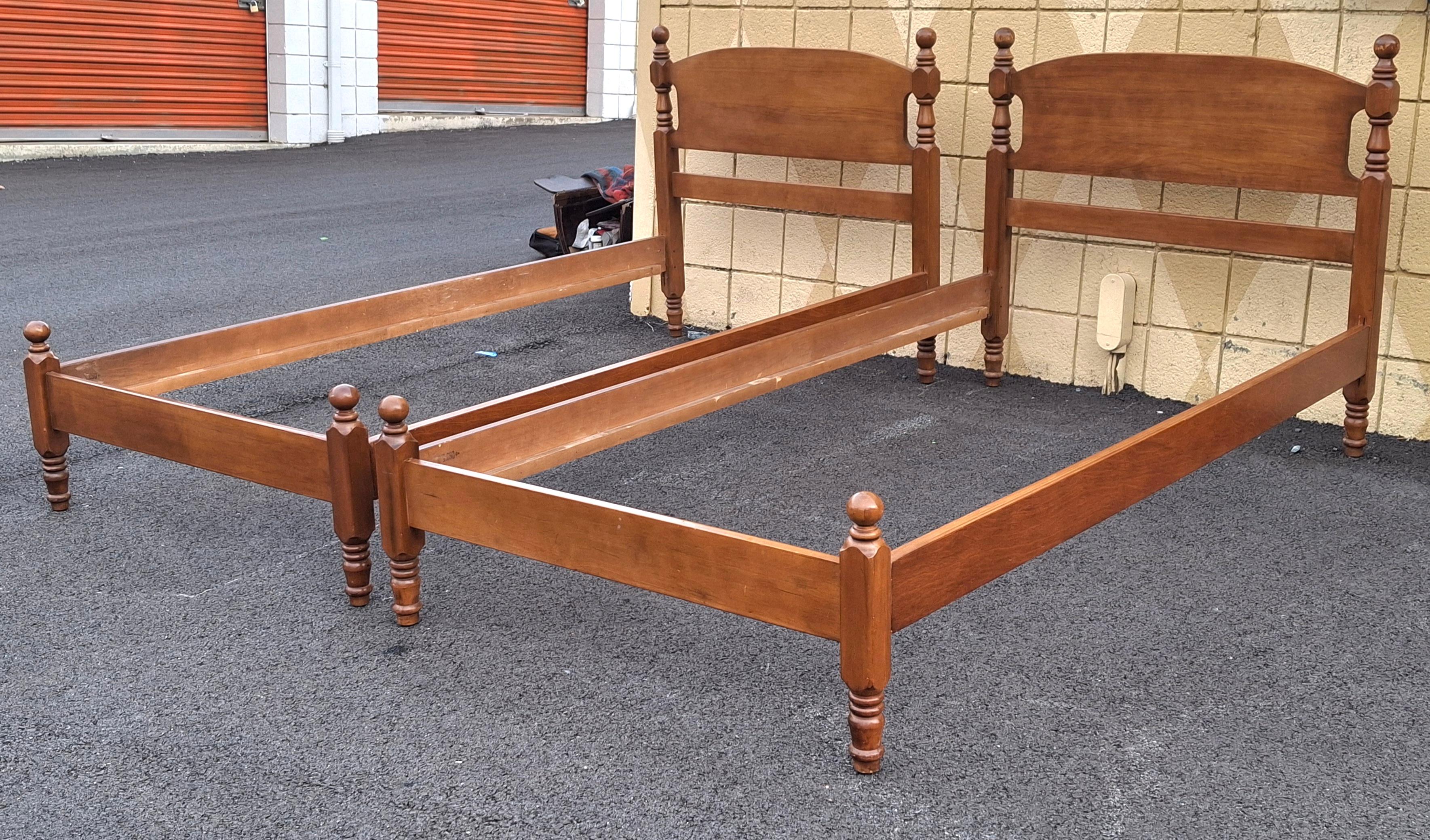 Classique américain Paire de cadres de lit en érable classique américain du milieu du siècle en vente