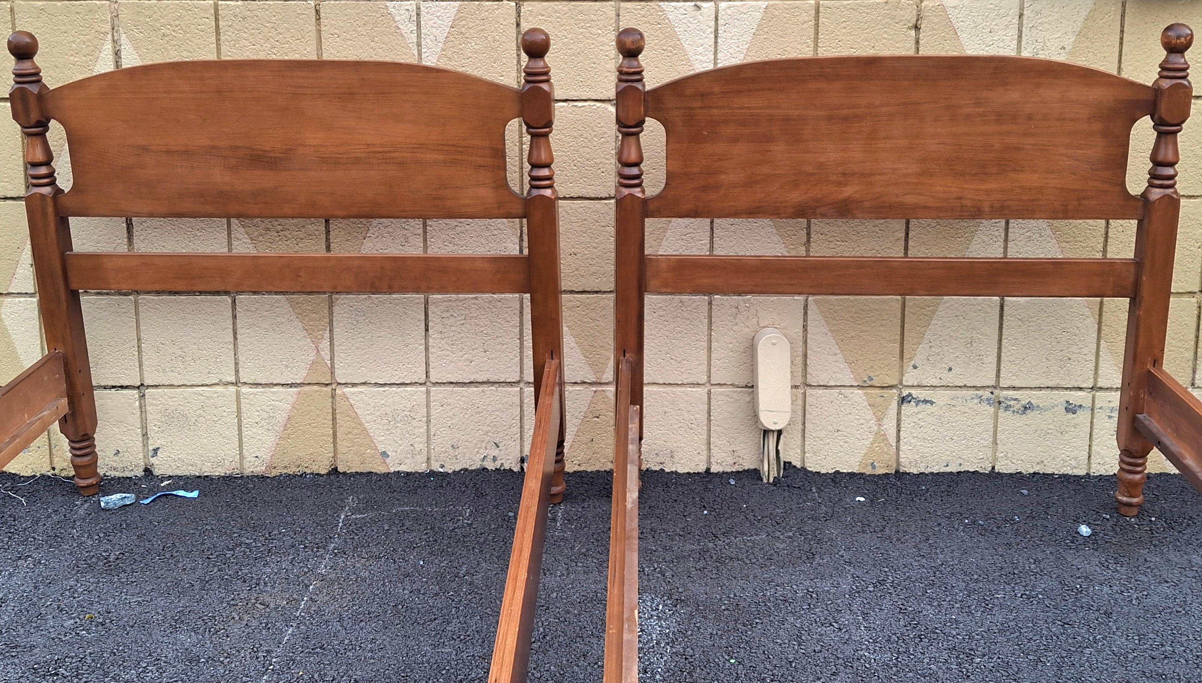 Américain Paire de cadres de lit en érable classique américain du milieu du siècle en vente