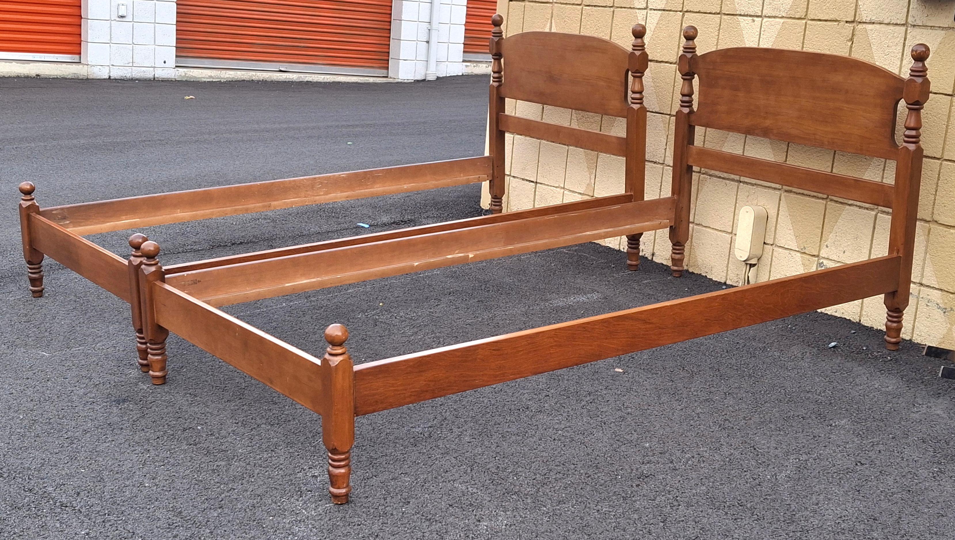 Tacheté Paire de cadres de lit en érable classique américain du milieu du siècle en vente