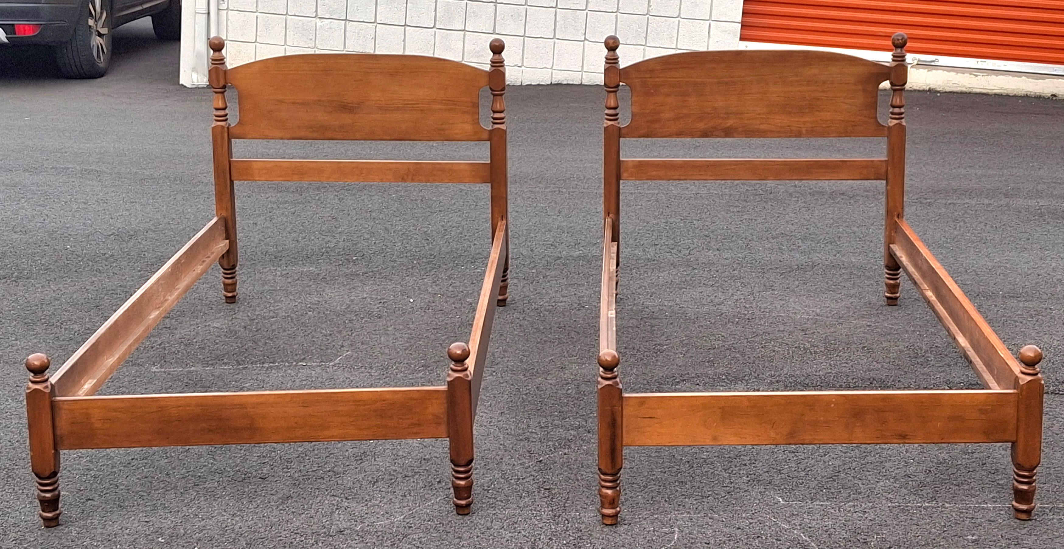 Paire de cadres de lit en érable classique américain du milieu du siècle Bon état - En vente à Germantown, MD